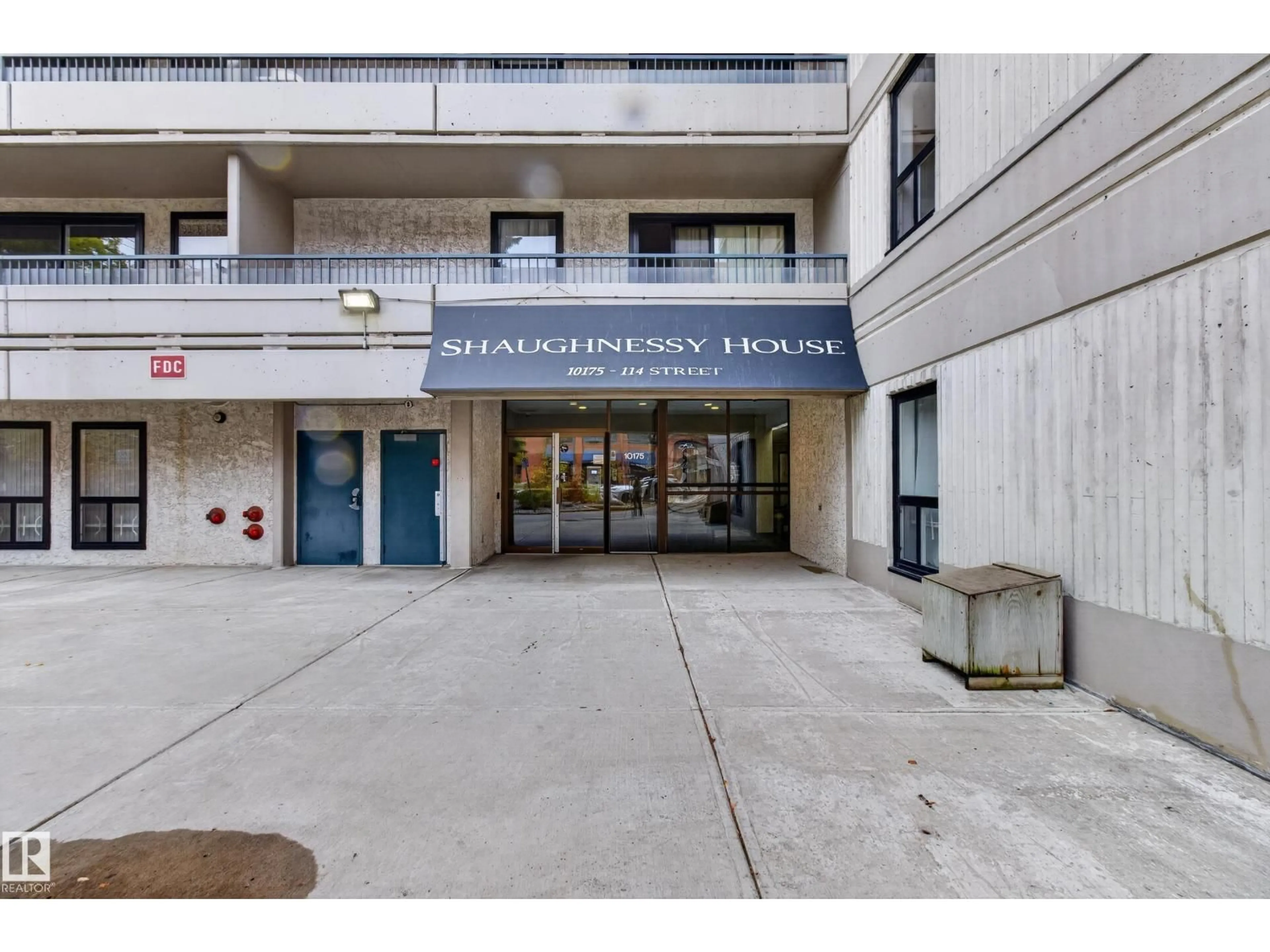 Indoor foyer for 206 - 10175 114 ST NW, Edmonton Alberta T5K2L4