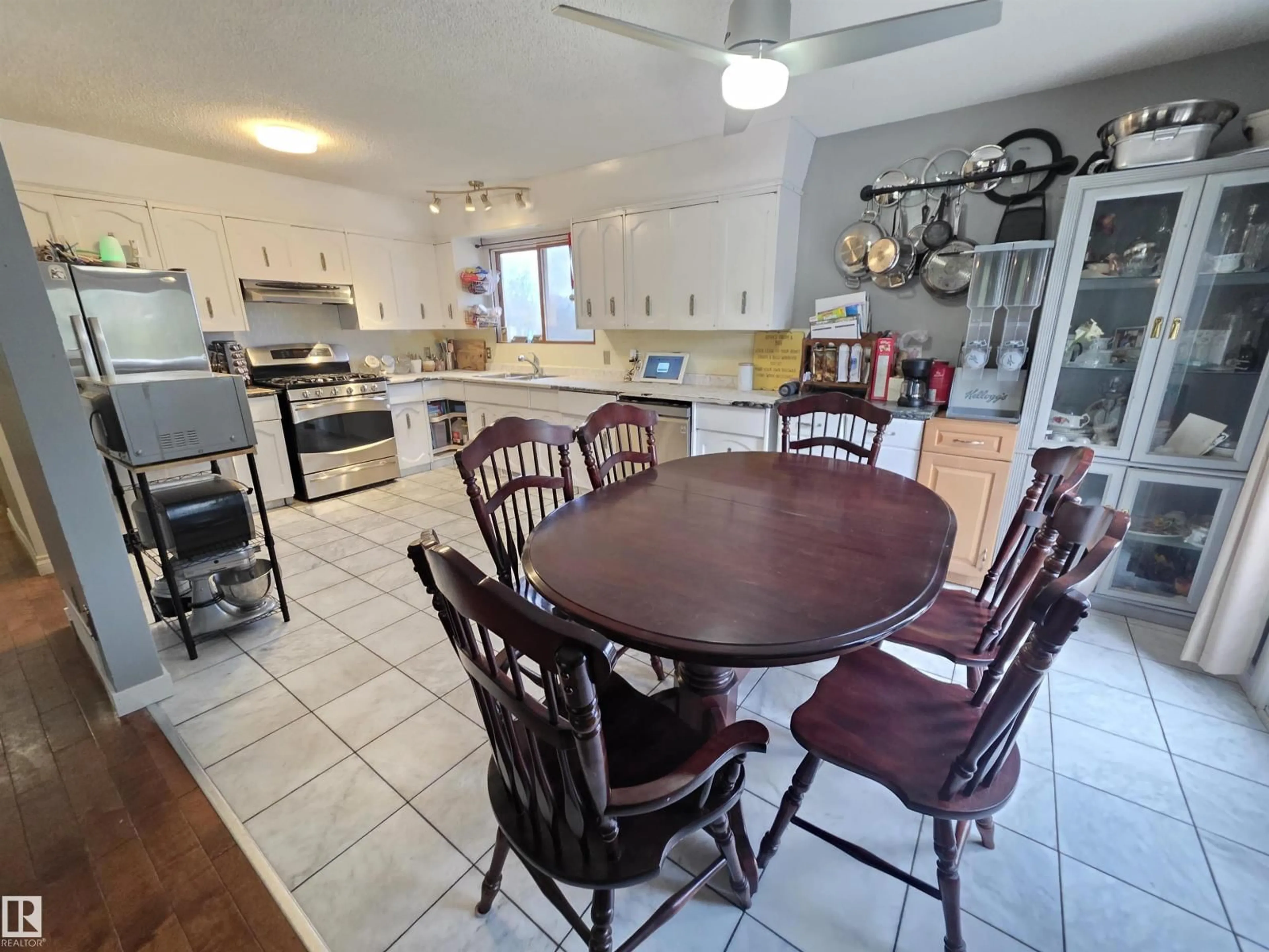 Open concept kitchen, ceramic/tile floor for 28 53111 RGE ROAD 22, Rural Parkland County Alberta T7Y2J4