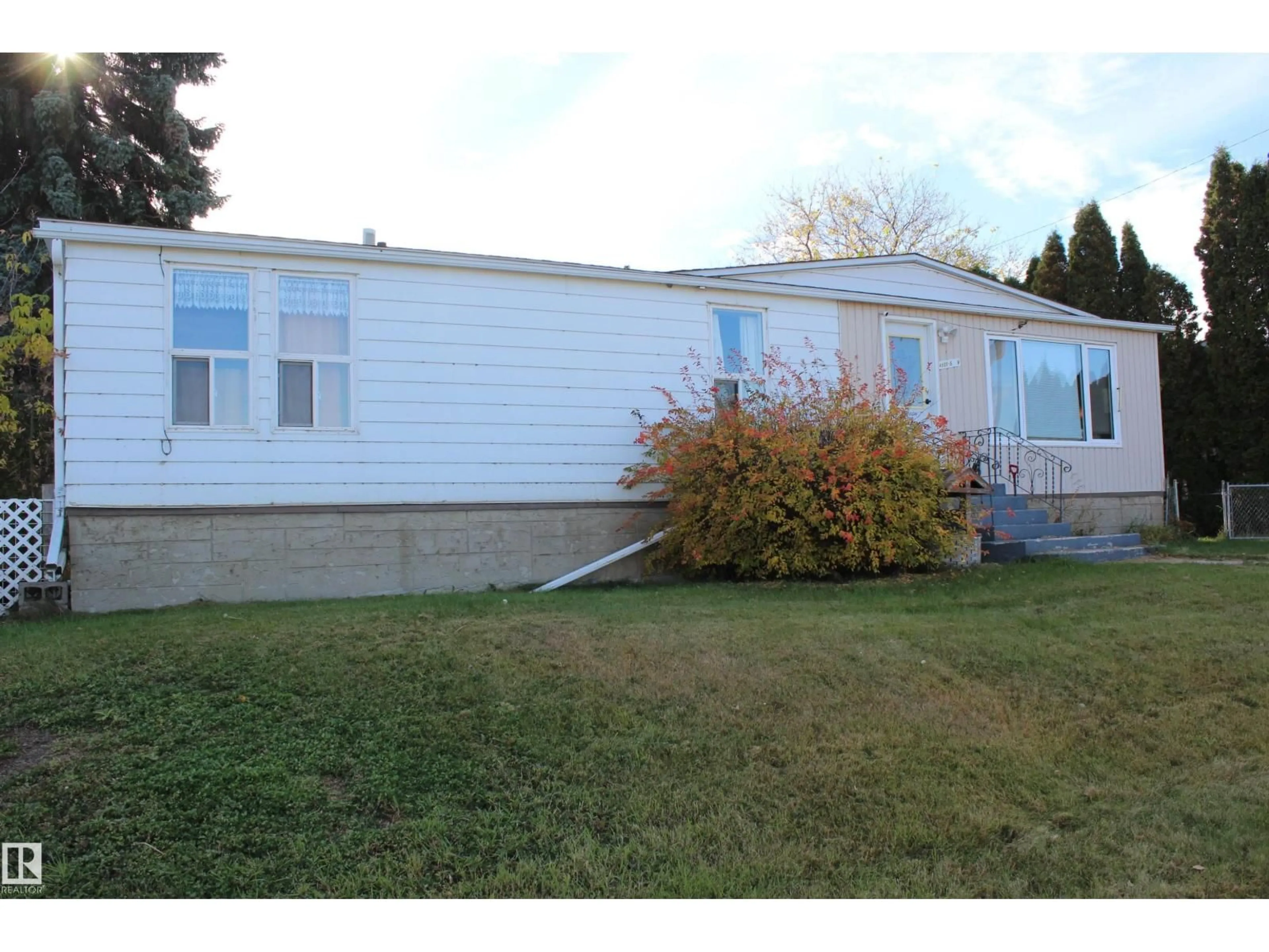 Home with vinyl exterior material, unknown for 4809 53 AV, Willingdon Alberta T0B4K0