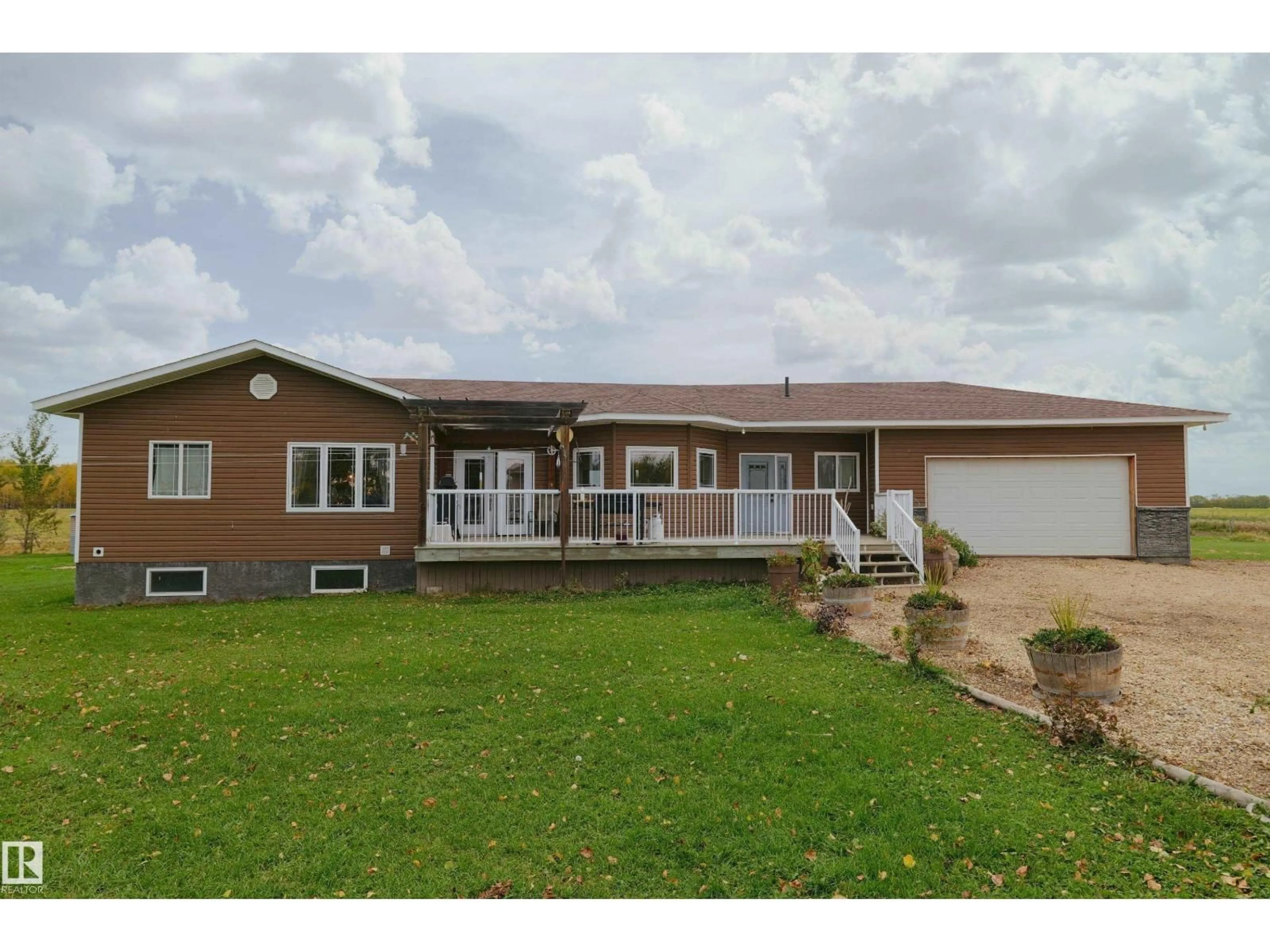 Home with vinyl exterior material, unknown for 59125 RGE RD 50, Rural Barrhead County Alberta T7N1N2