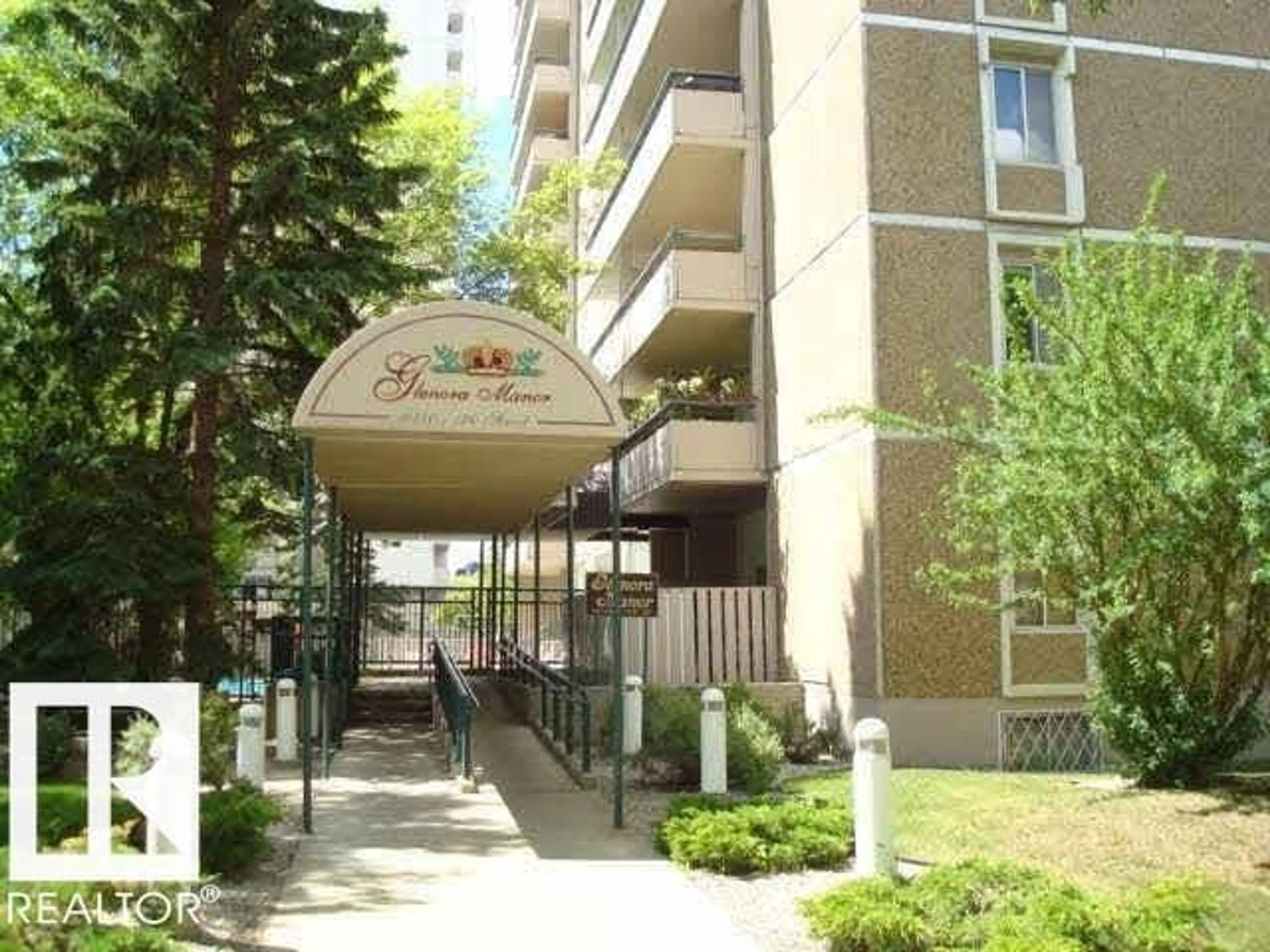 Indoor foyer for #102 - 10140 120 ST, Edmonton Alberta T5K1Z8