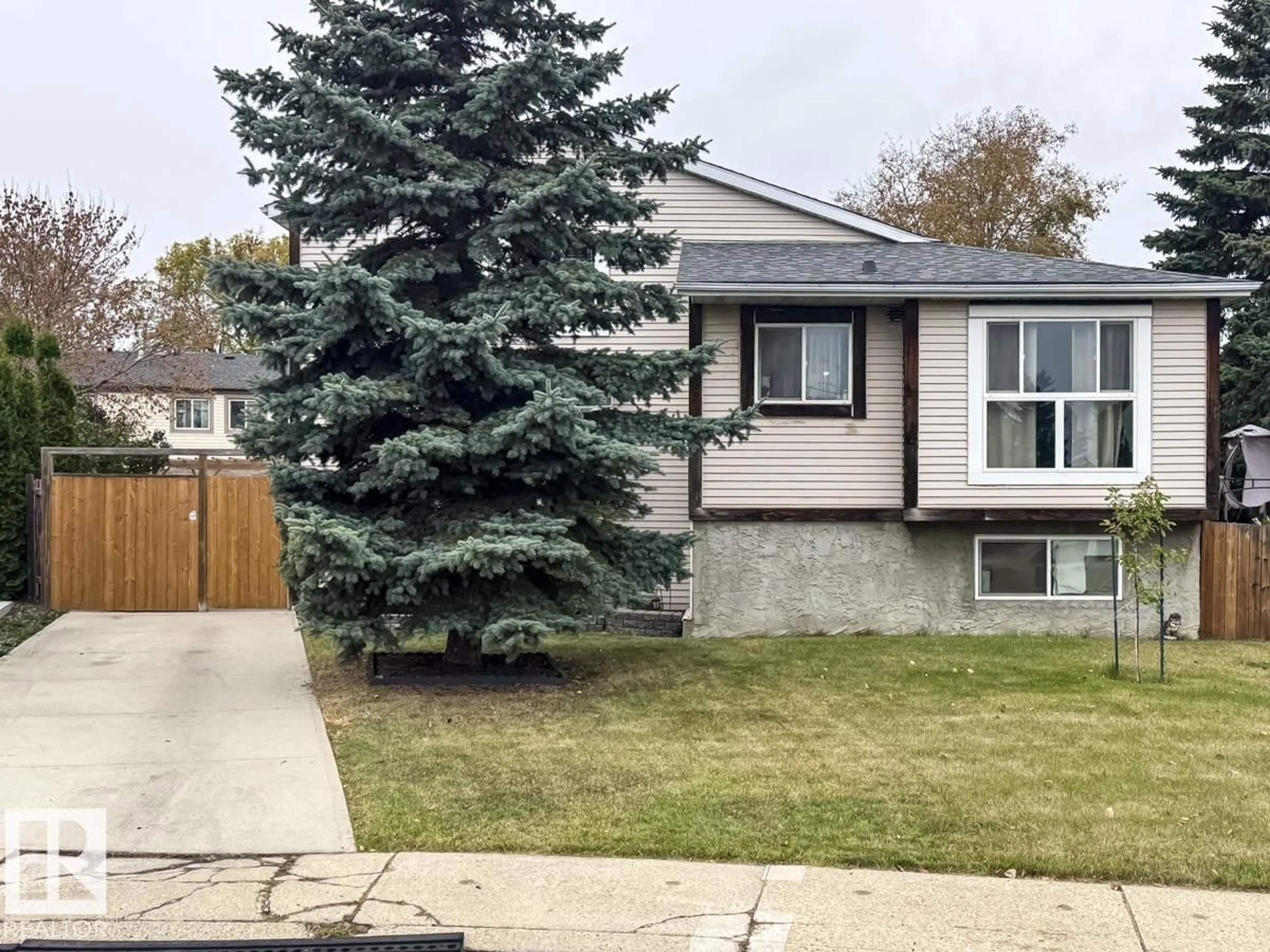 Home with vinyl exterior material, street for 4619 35 AV, Edmonton Alberta T6L3P8