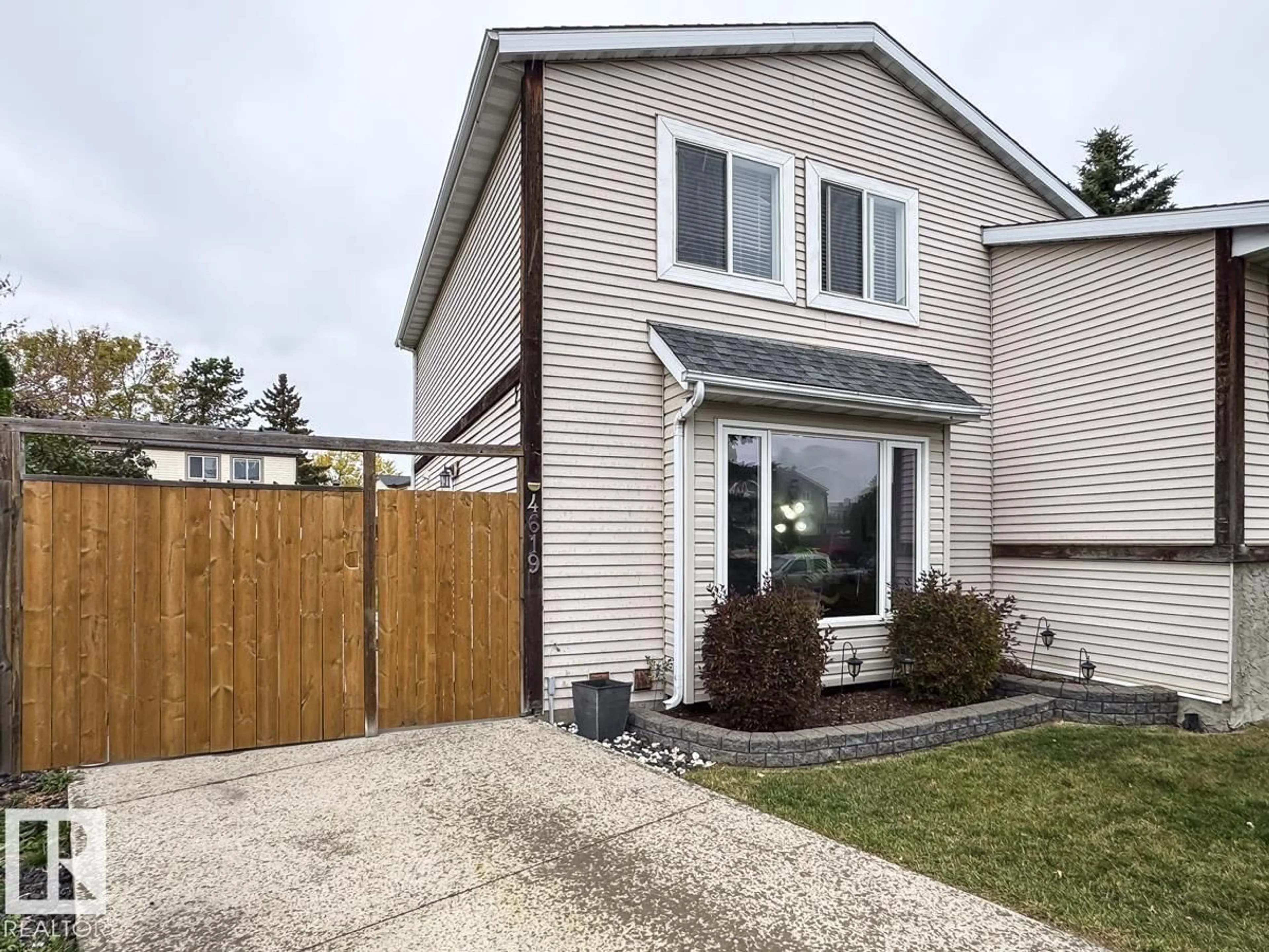 Home with vinyl exterior material, street for 4619 35 AV, Edmonton Alberta T6L3P8