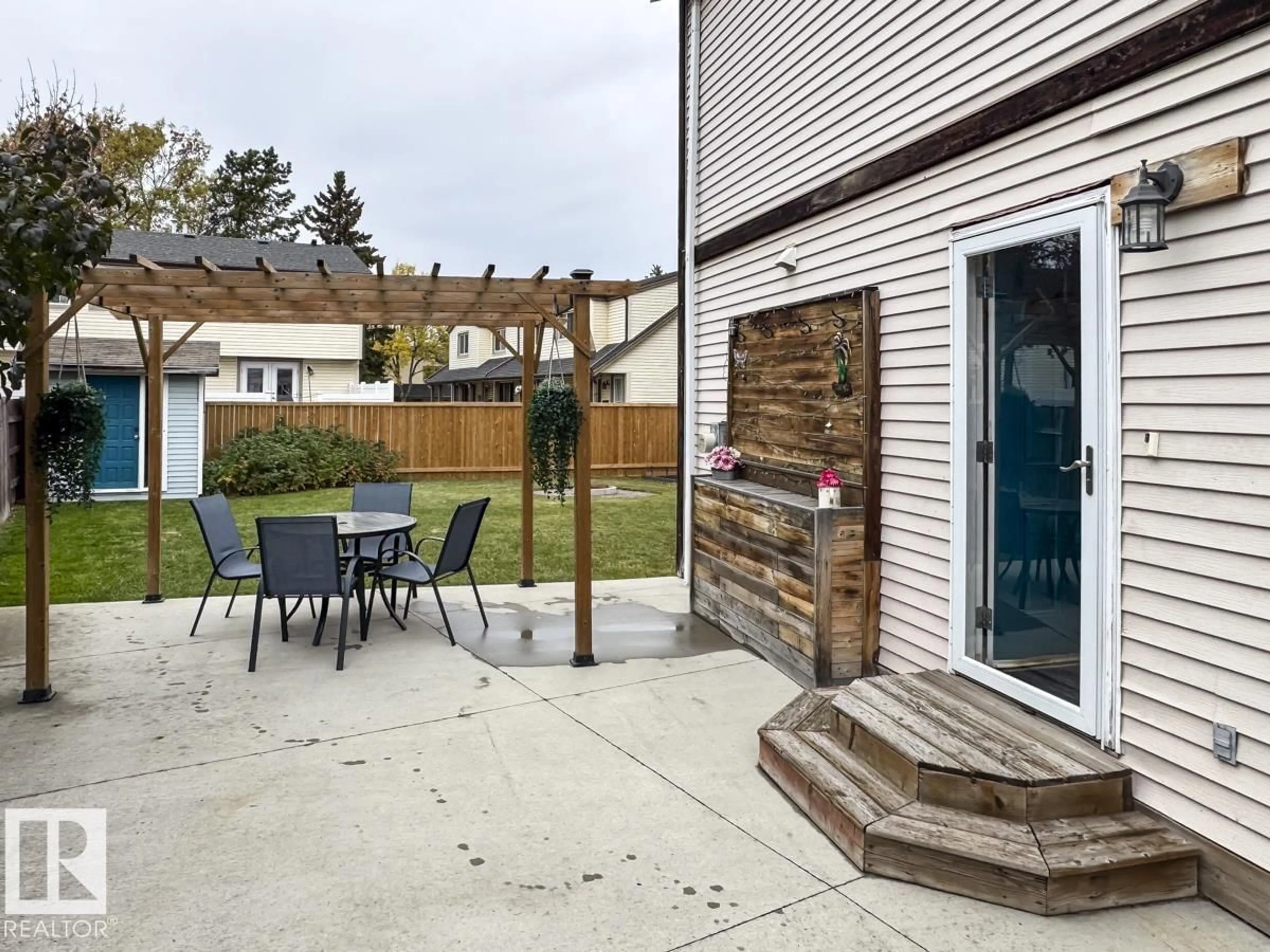Patio, street for 4619 35 AV, Edmonton Alberta T6L3P8