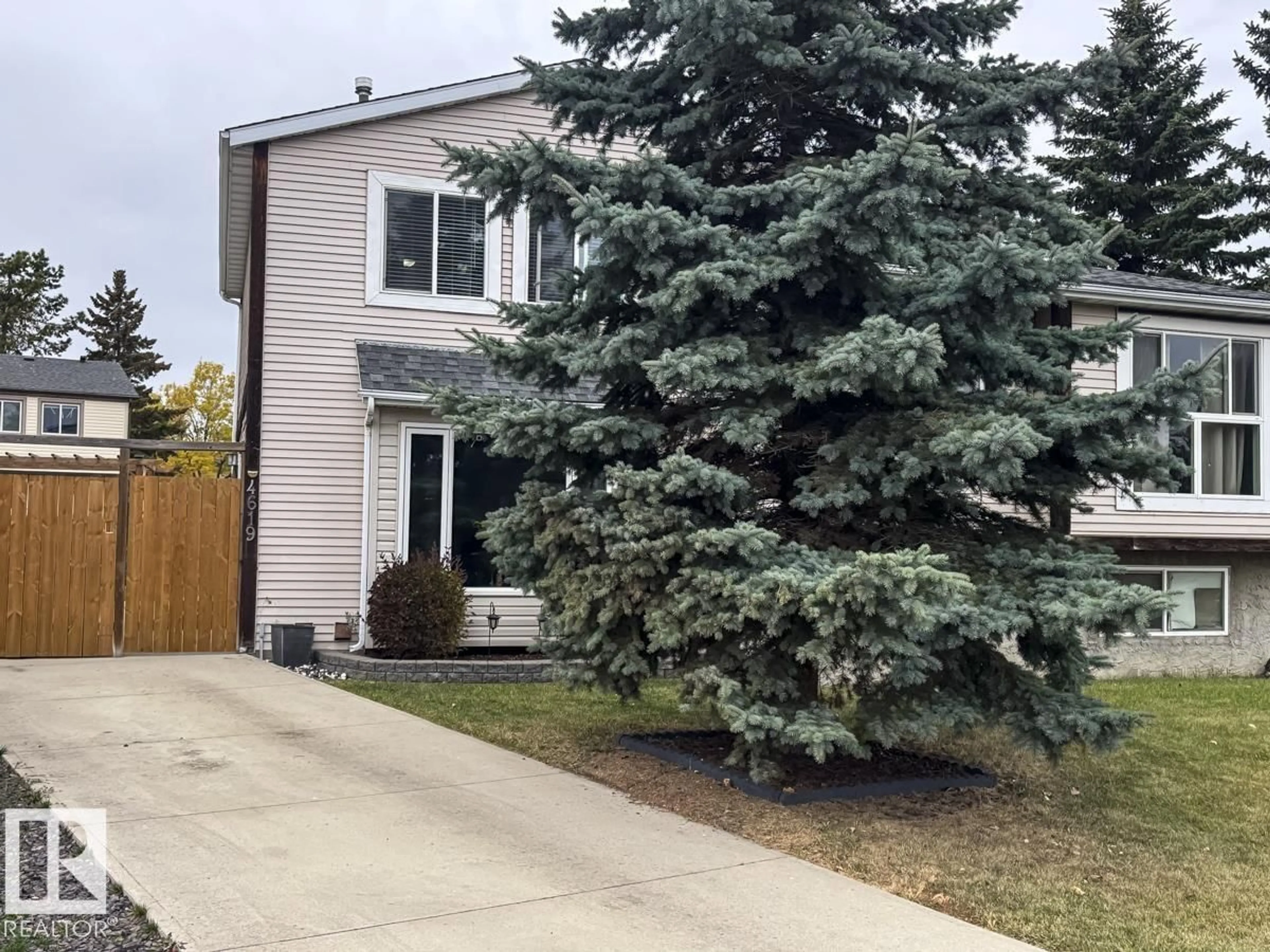 Home with vinyl exterior material, street for 4619 35 AV, Edmonton Alberta T6L3P8