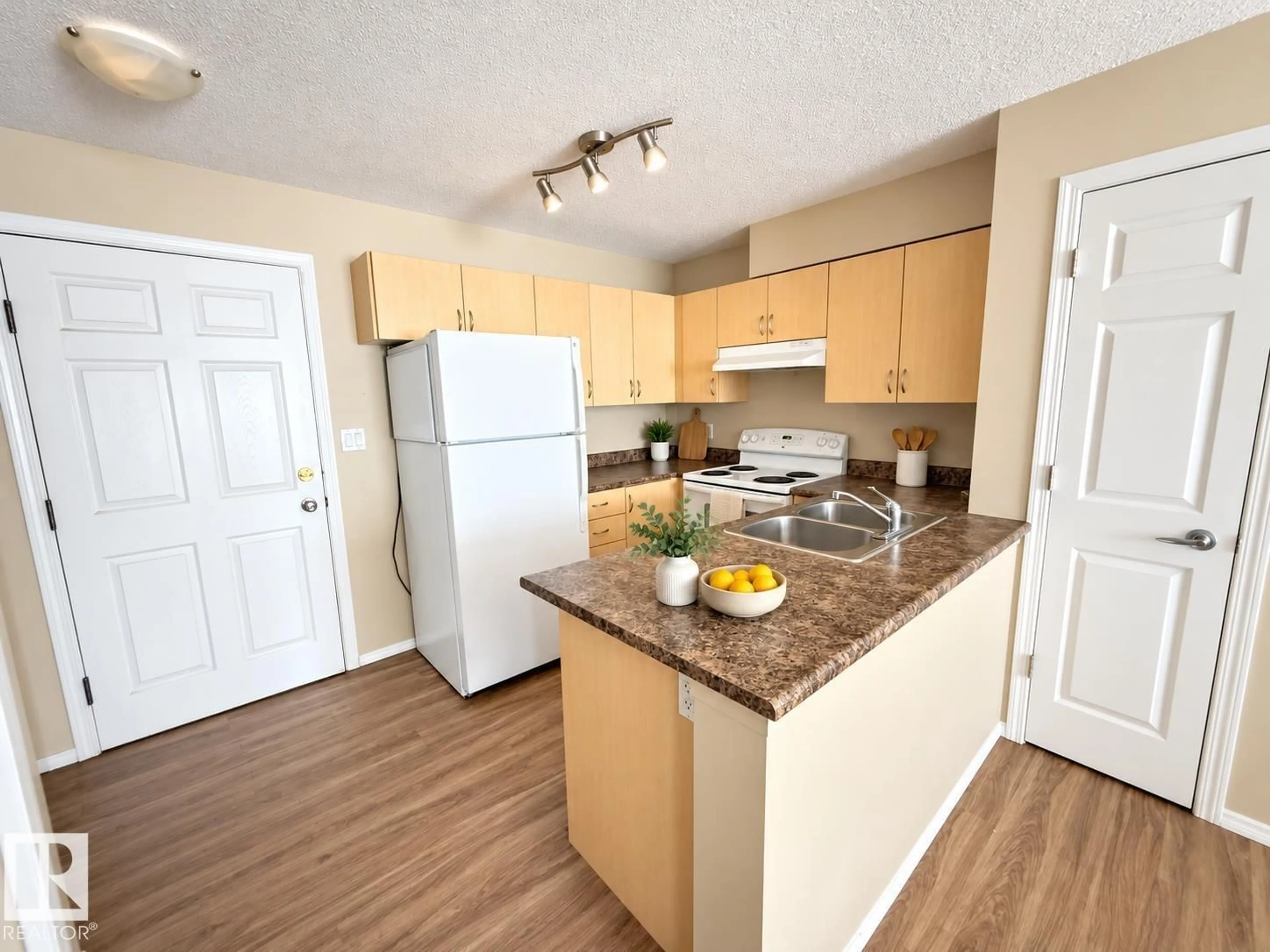 Standard kitchen, unknown for 310 SUMMERWOOD BV, Sherwood Park Alberta T8H0C3