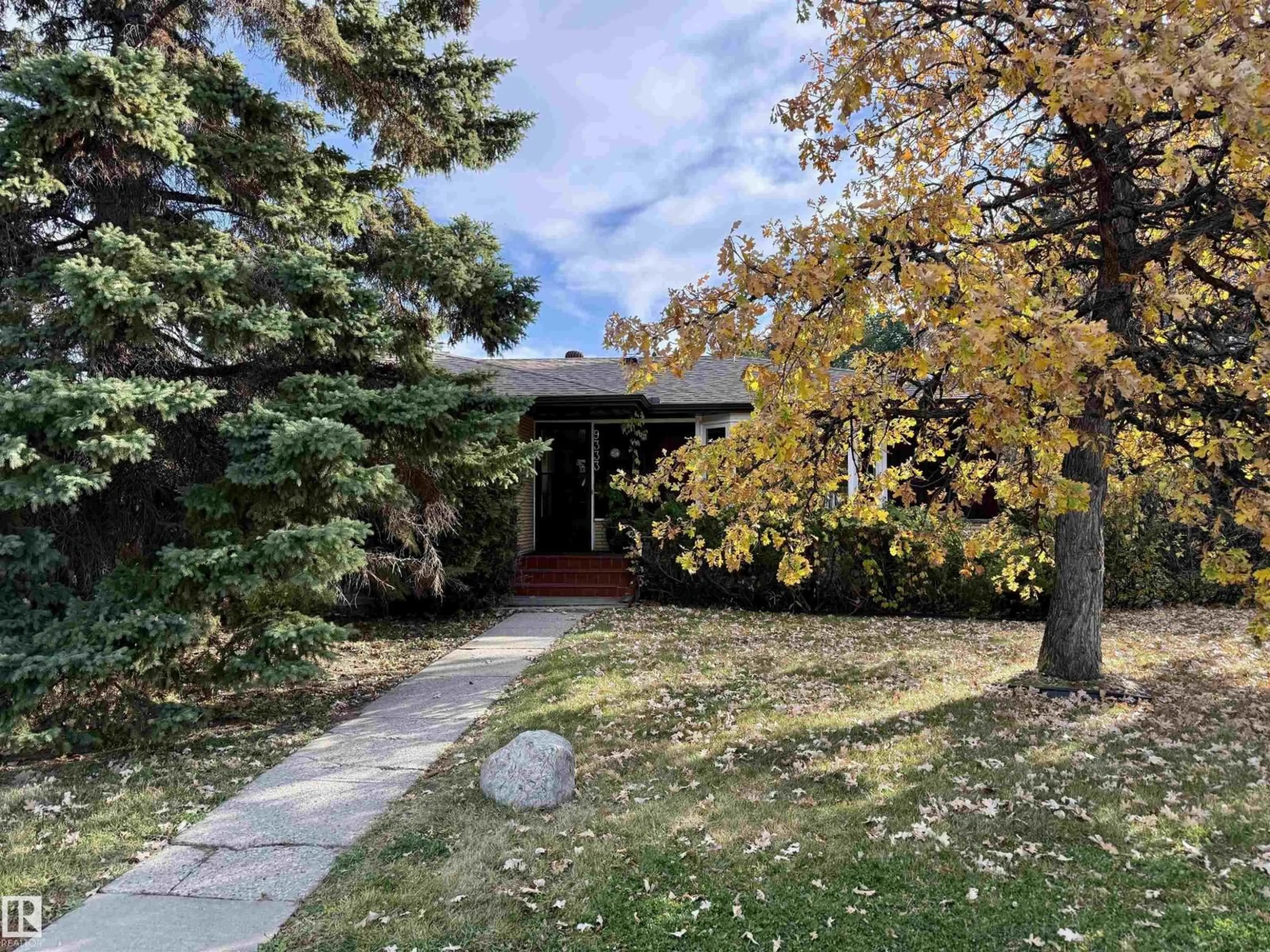 A pic from outside/outdoor area/front of a property/back of a property/a pic from drone, street for 9333 146 ST, Edmonton Alberta T5R0W7