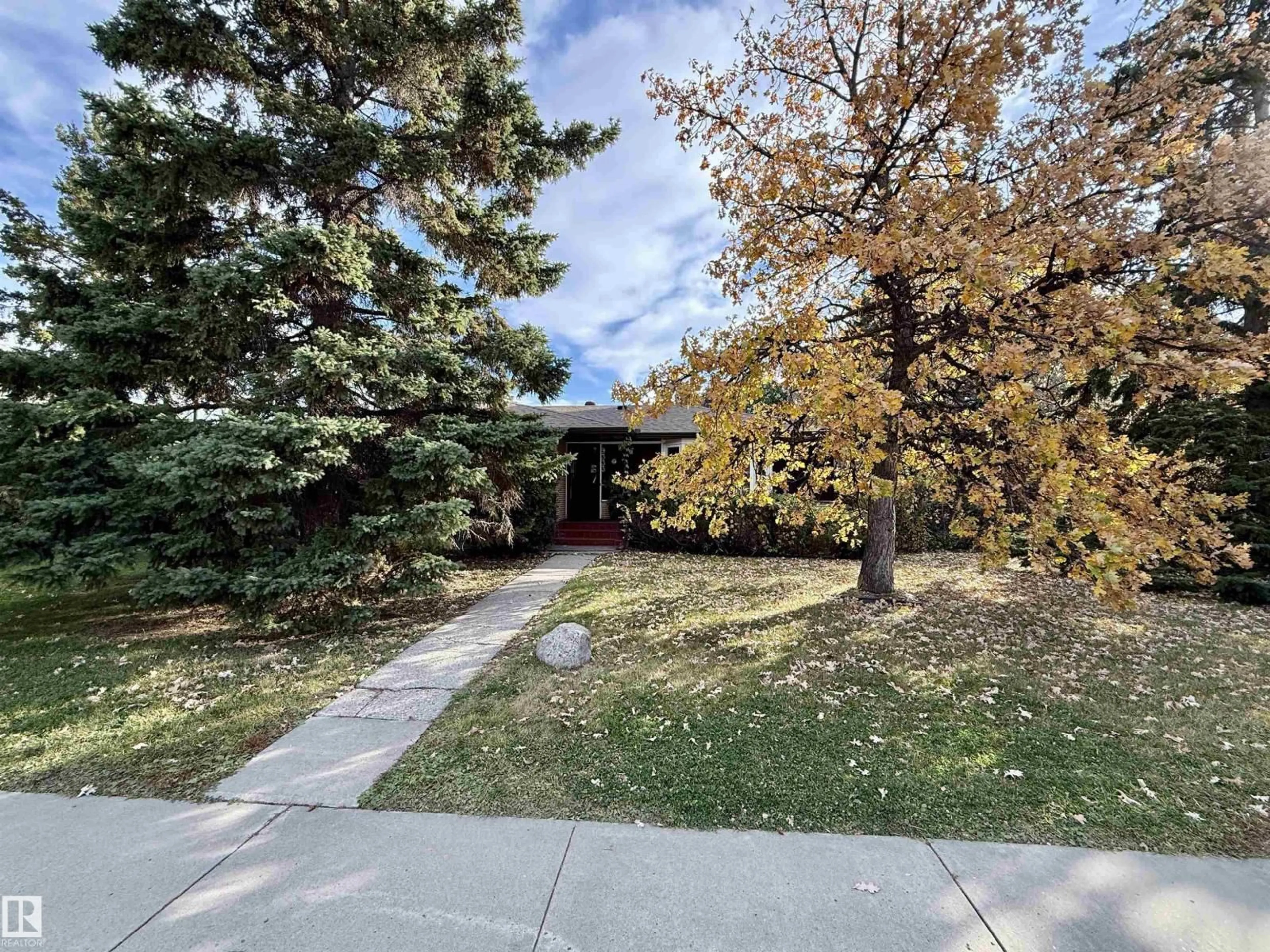 A pic from outside/outdoor area/front of a property/back of a property/a pic from drone, street for 9333 146 ST, Edmonton Alberta T5R0W7