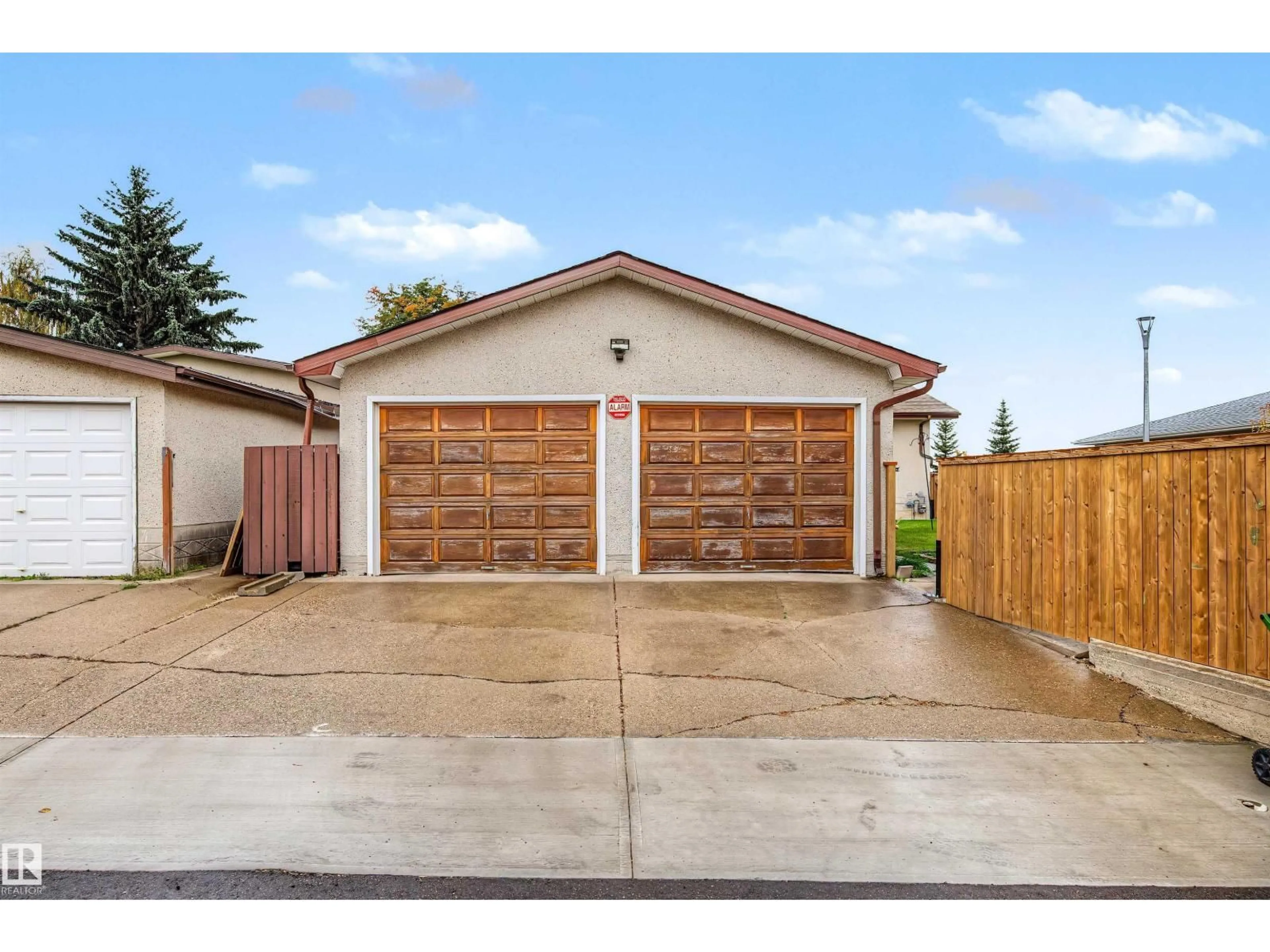 Indoor garage for 7336 147 AV, Edmonton Alberta T5C2T2