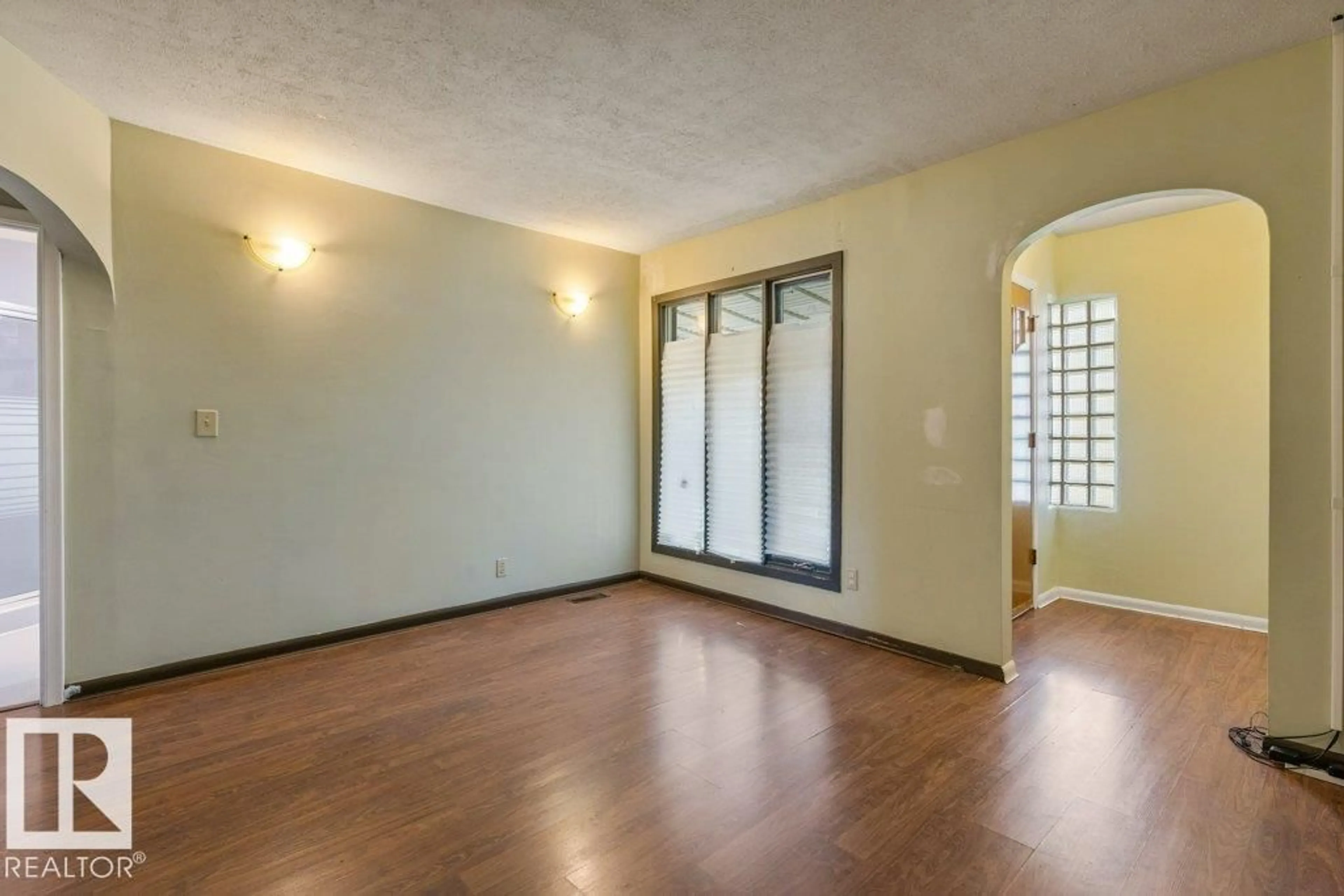 Unknown for 12335 89 ST, Edmonton Alberta T5B3W8