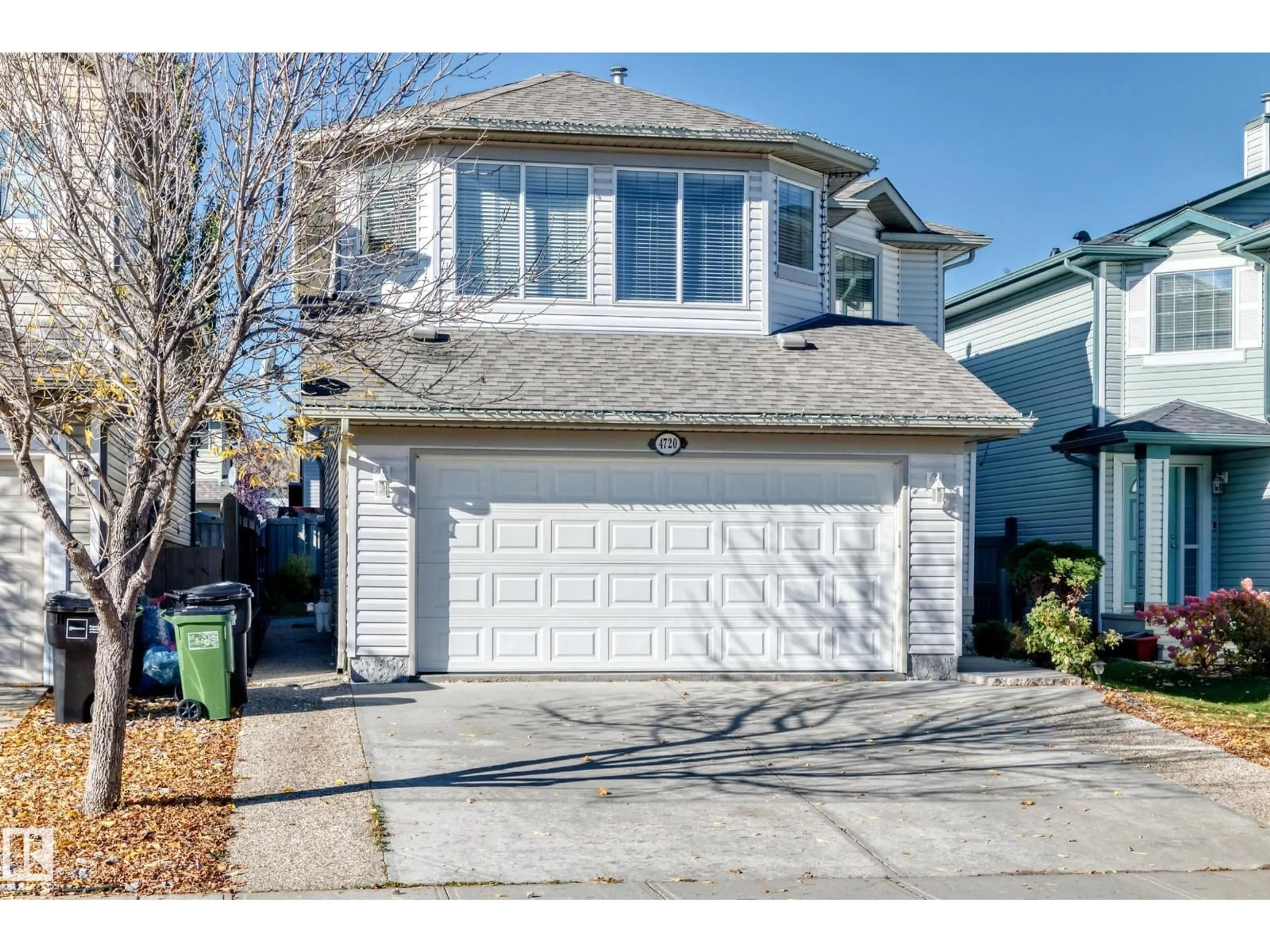 Home with vinyl exterior material, street for 4720 202 ST, Edmonton Alberta T6M2Y1