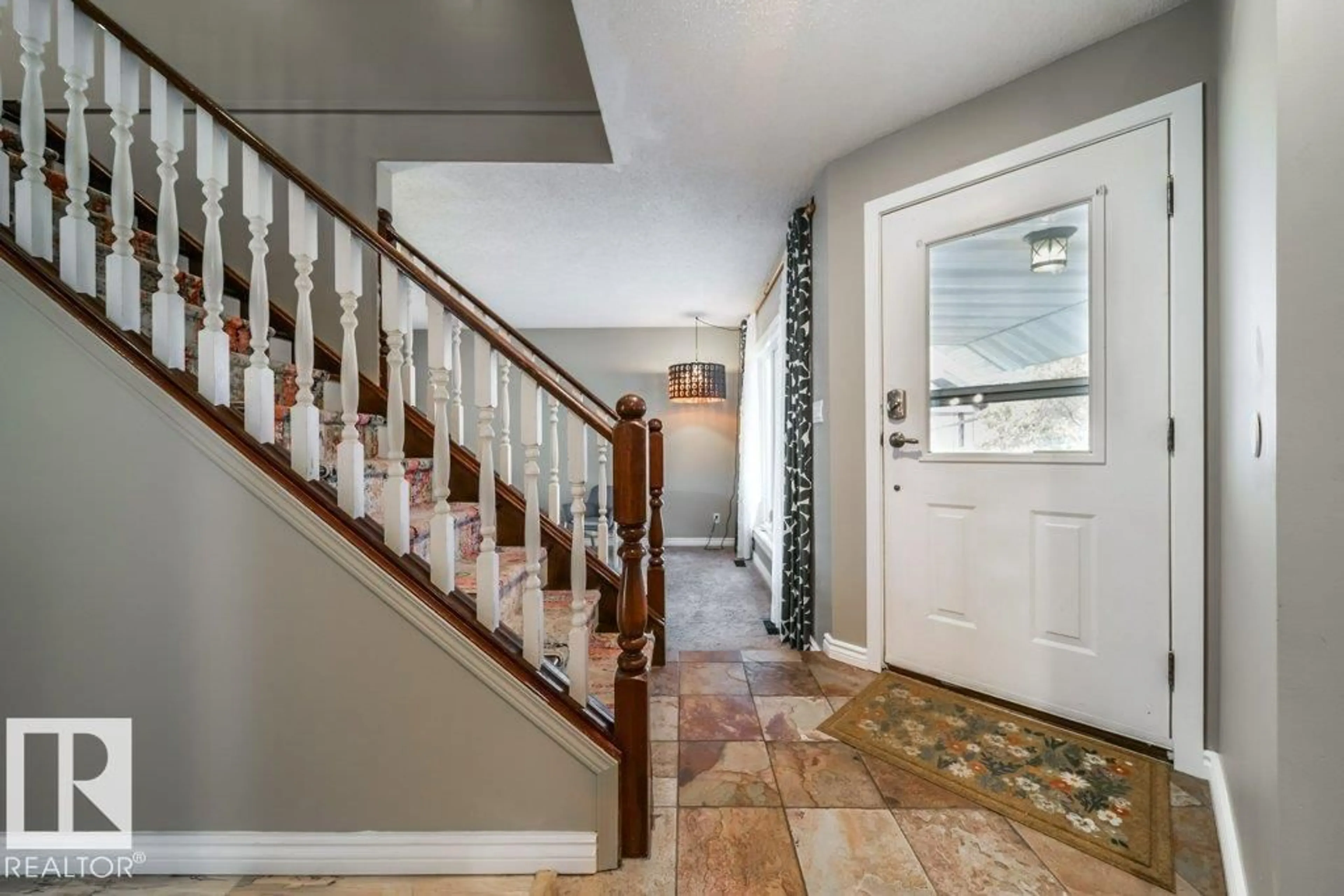 Indoor entryway for 3815 36 AV, Edmonton Alberta T6L5R8