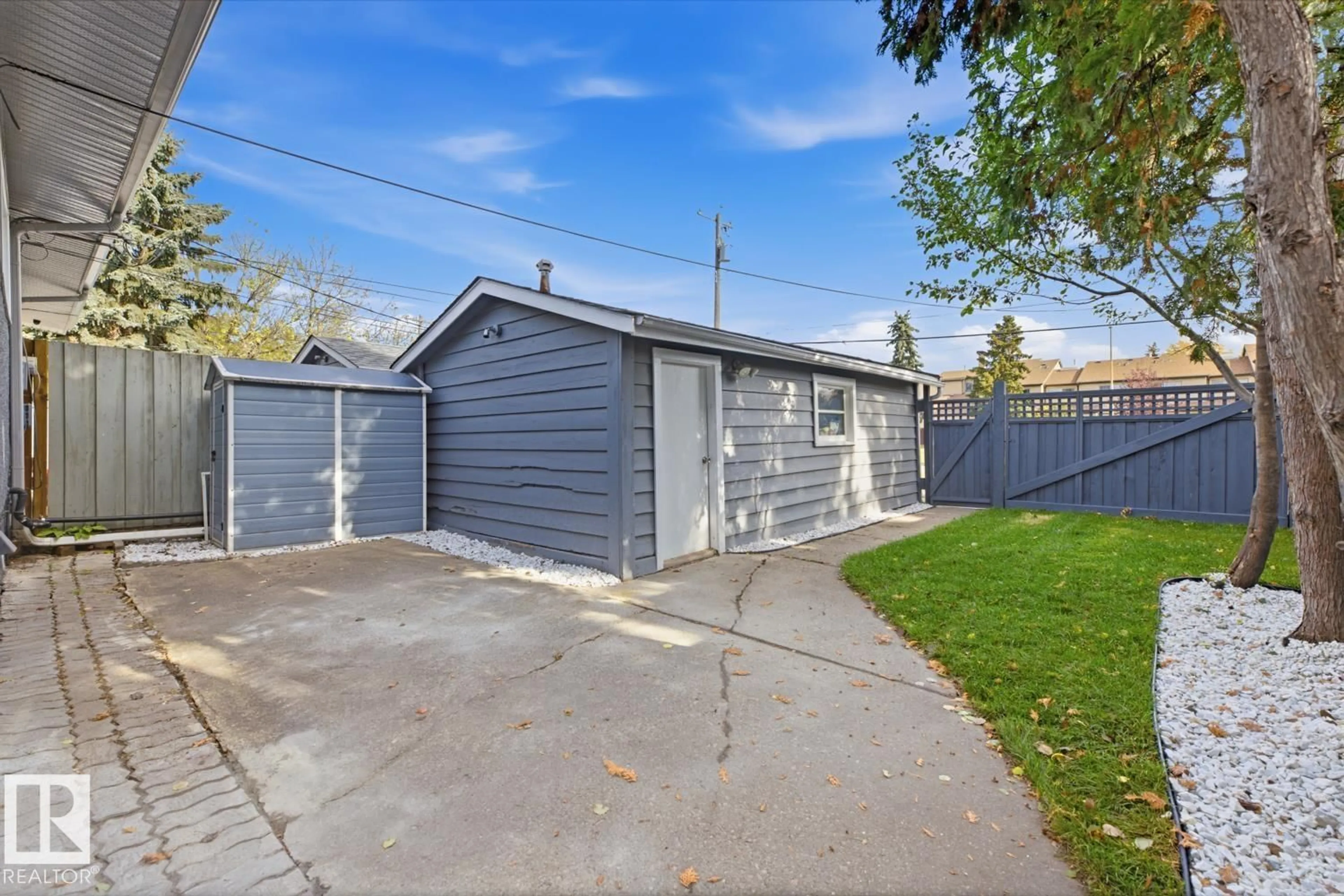 Shed for 4727 105 ST, Edmonton Alberta T6H2M3