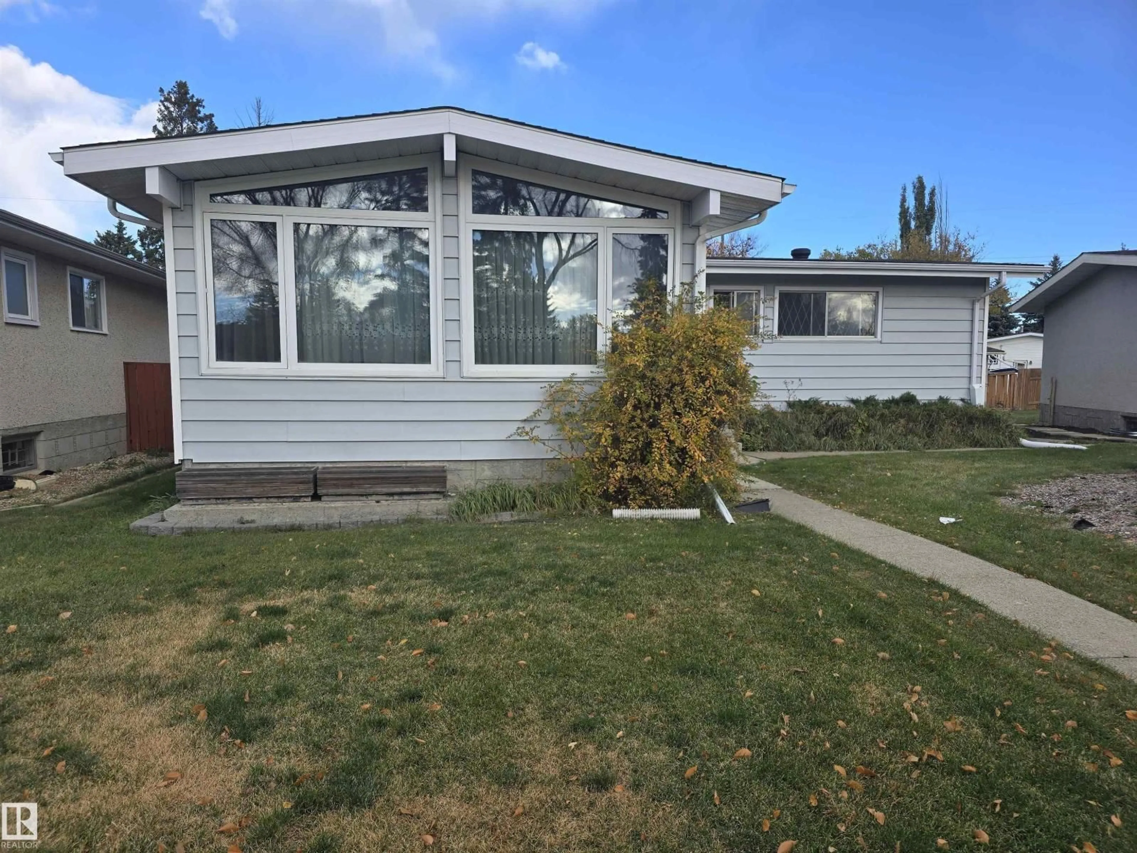 Home with vinyl exterior material, street for 11736 43 AV, Edmonton Alberta T6J0Y7