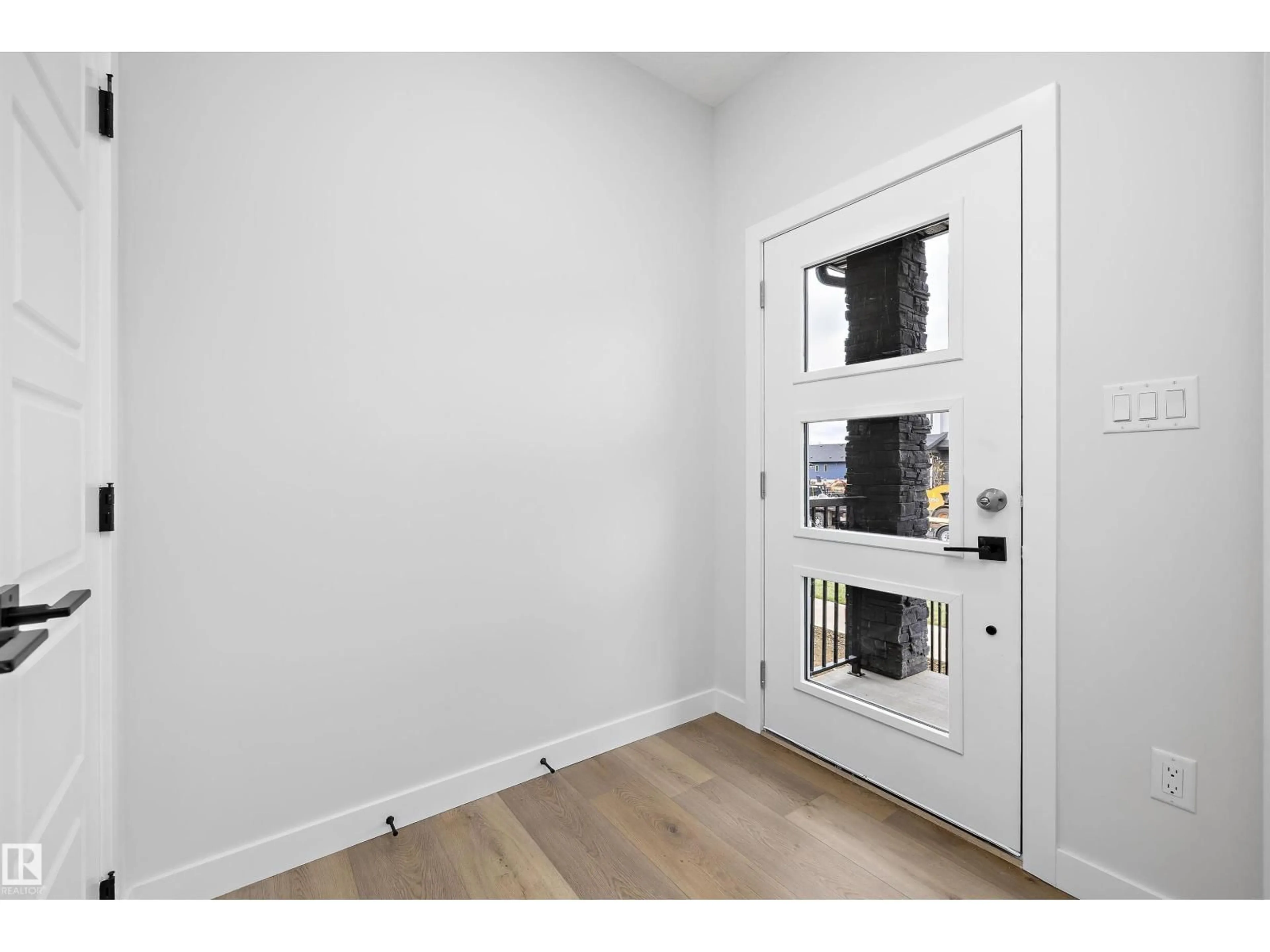 Indoor entryway for 271 EDGEMONT GR, Edmonton Alberta T6M3J7