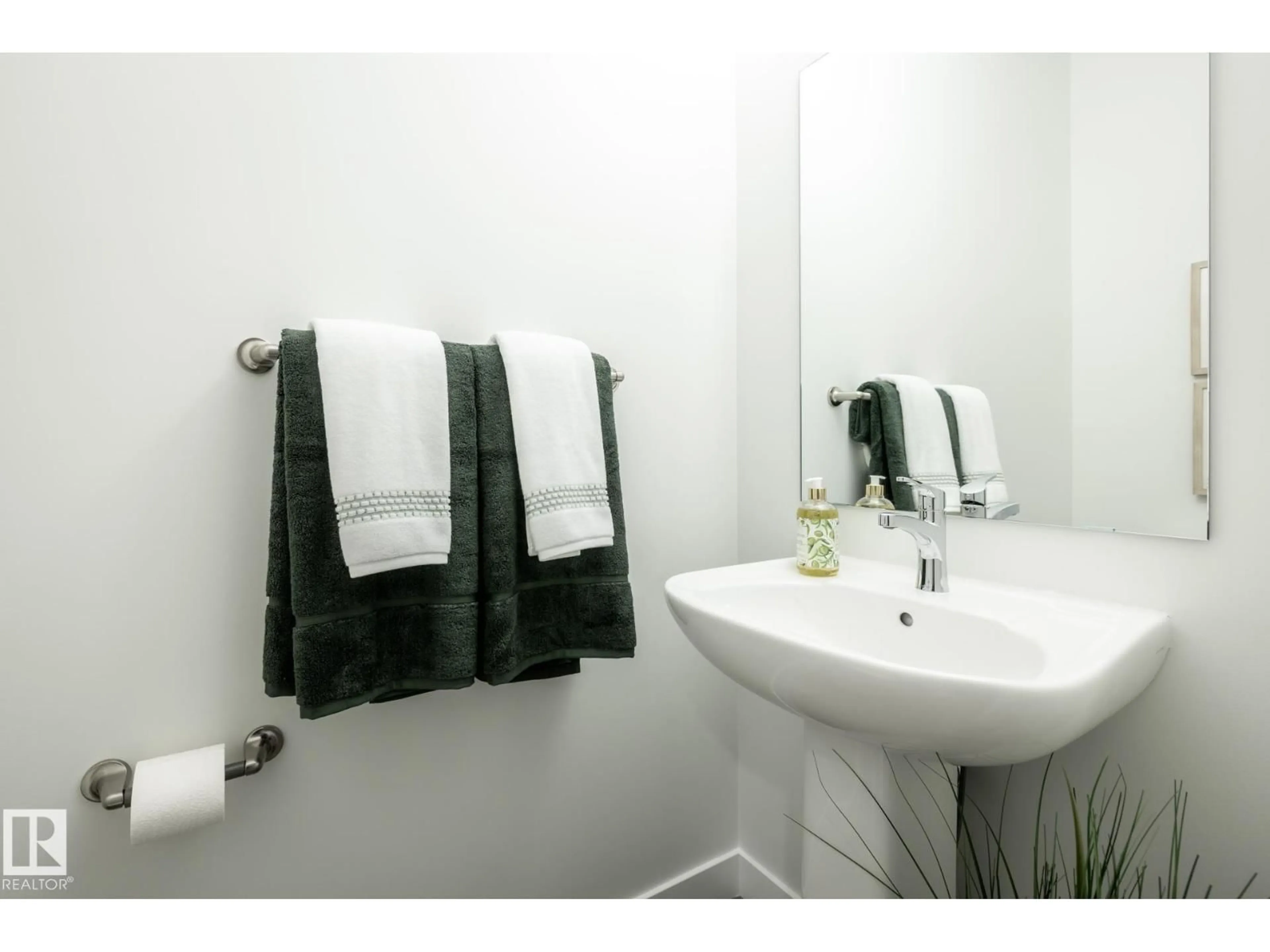 Standard bathroom, ceramic/tile floor for NW - 1511 208 ST, Edmonton Alberta T6M3N8