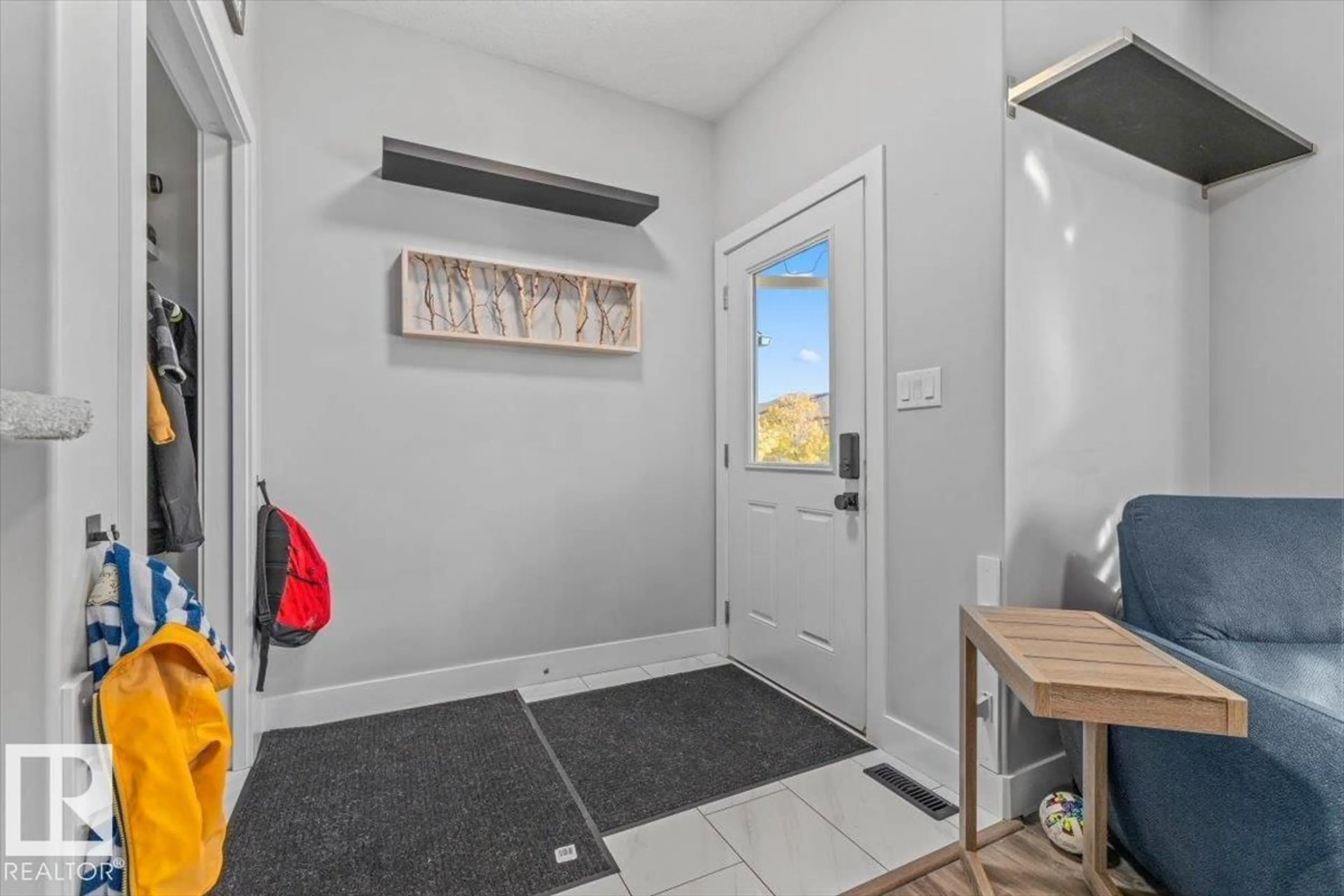 Indoor entryway for 28 DAVIS ST, Fort Saskatchewan Alberta T8L0N3