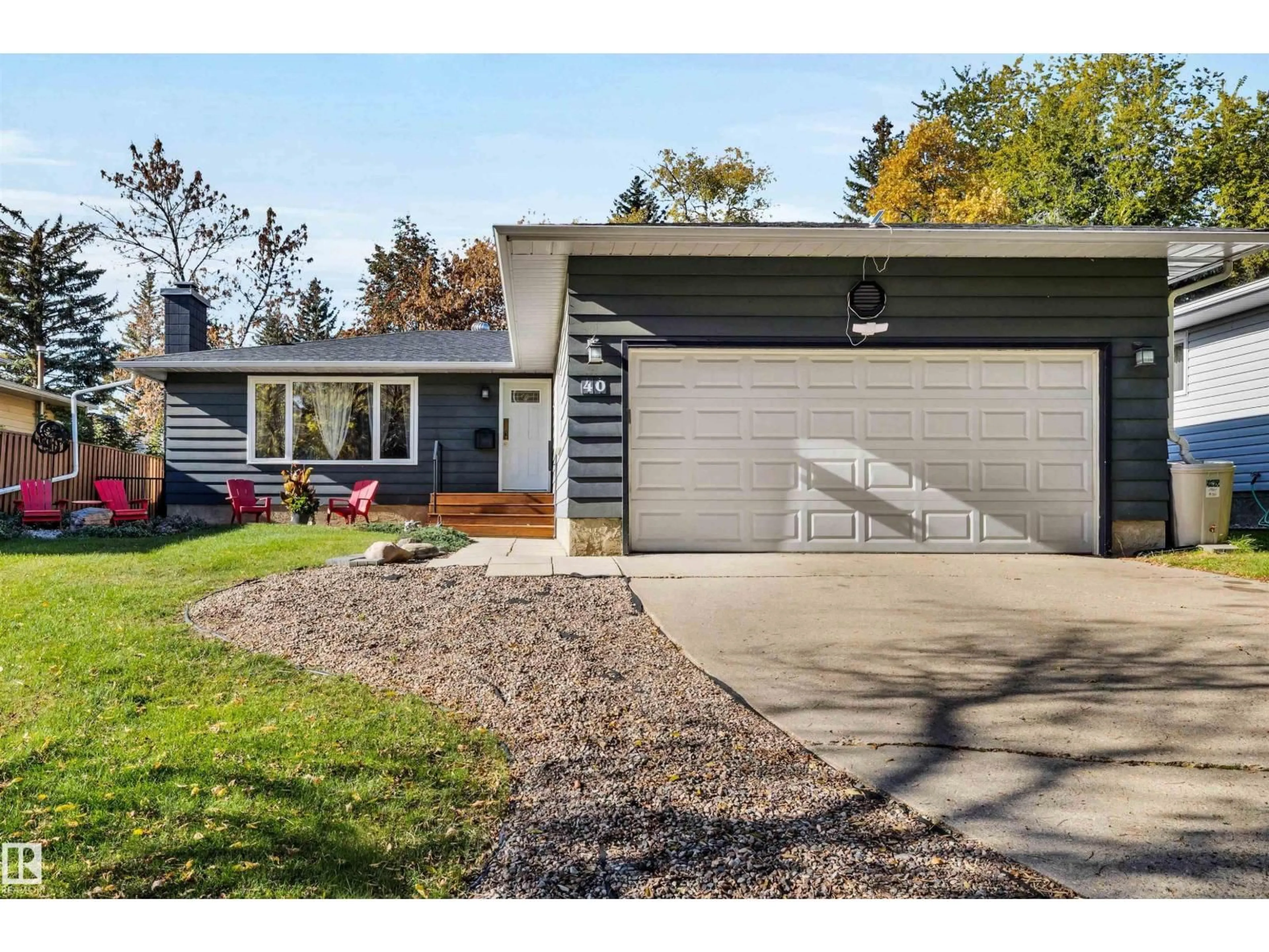 Home with vinyl exterior material, street for 40 GLENHAVEN CR, St. Albert Alberta T8N1A5