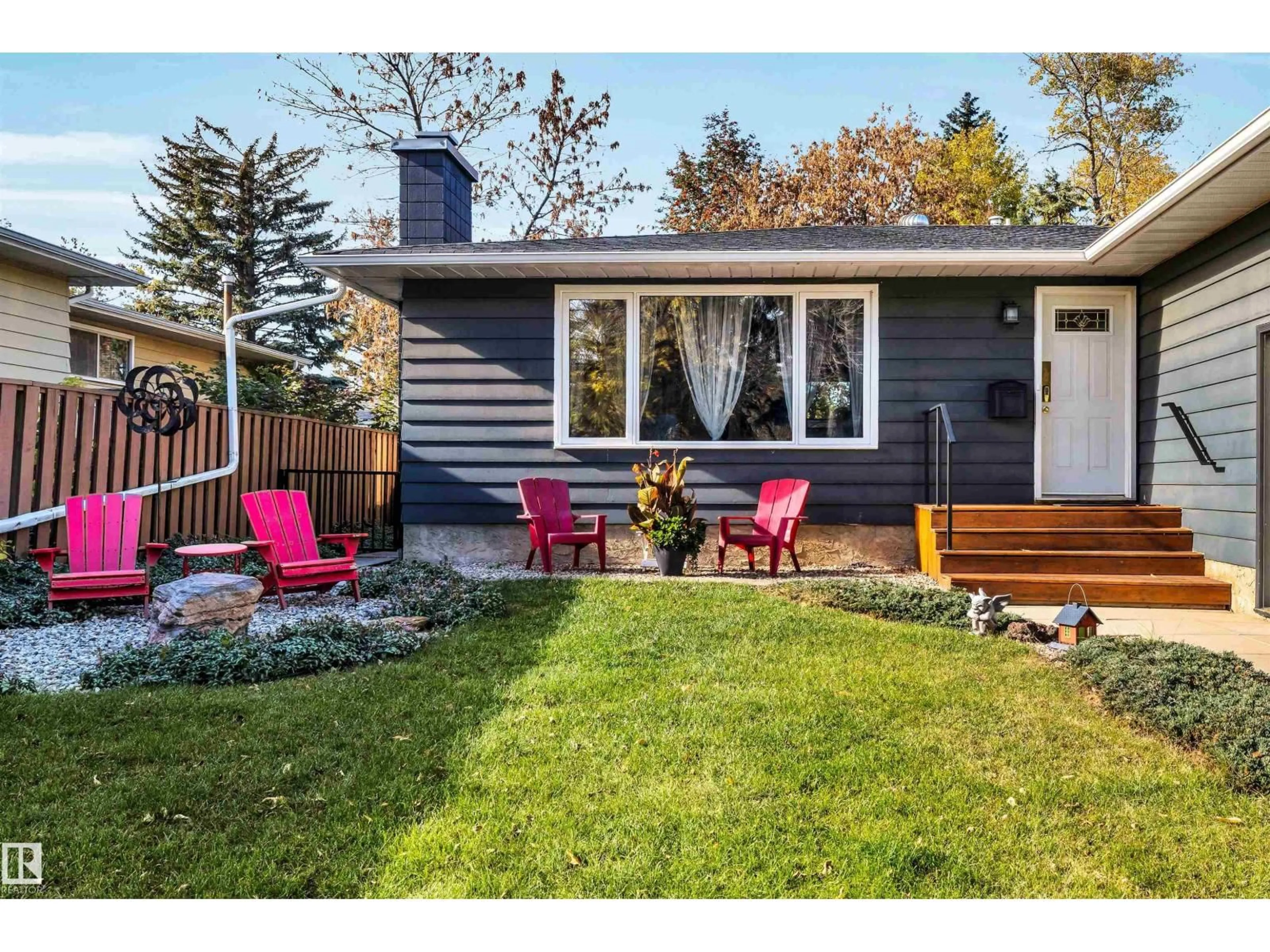 Home with vinyl exterior material, street for 40 GLENHAVEN CR, St. Albert Alberta T8N1A5