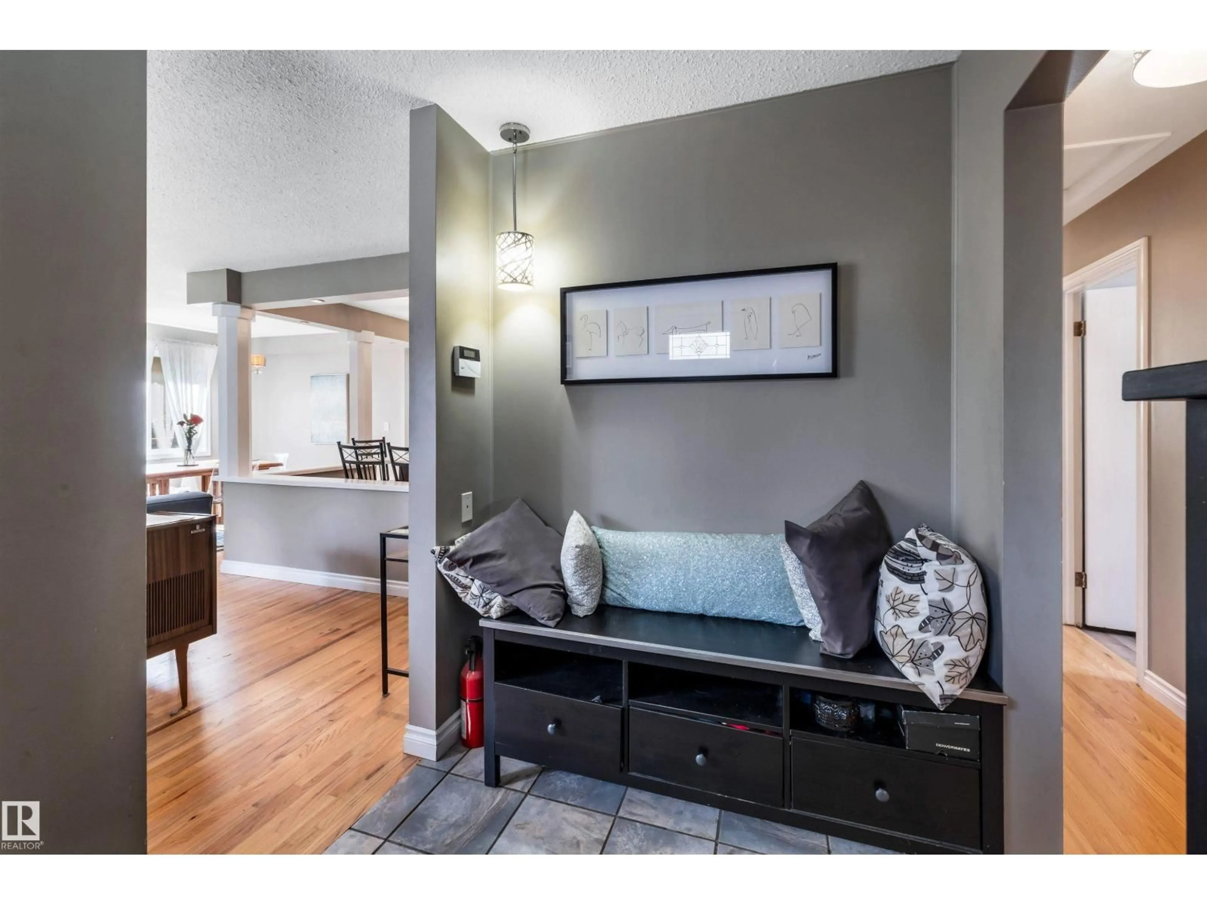Indoor entryway for 40 GLENHAVEN CR, St. Albert Alberta T8N1A5