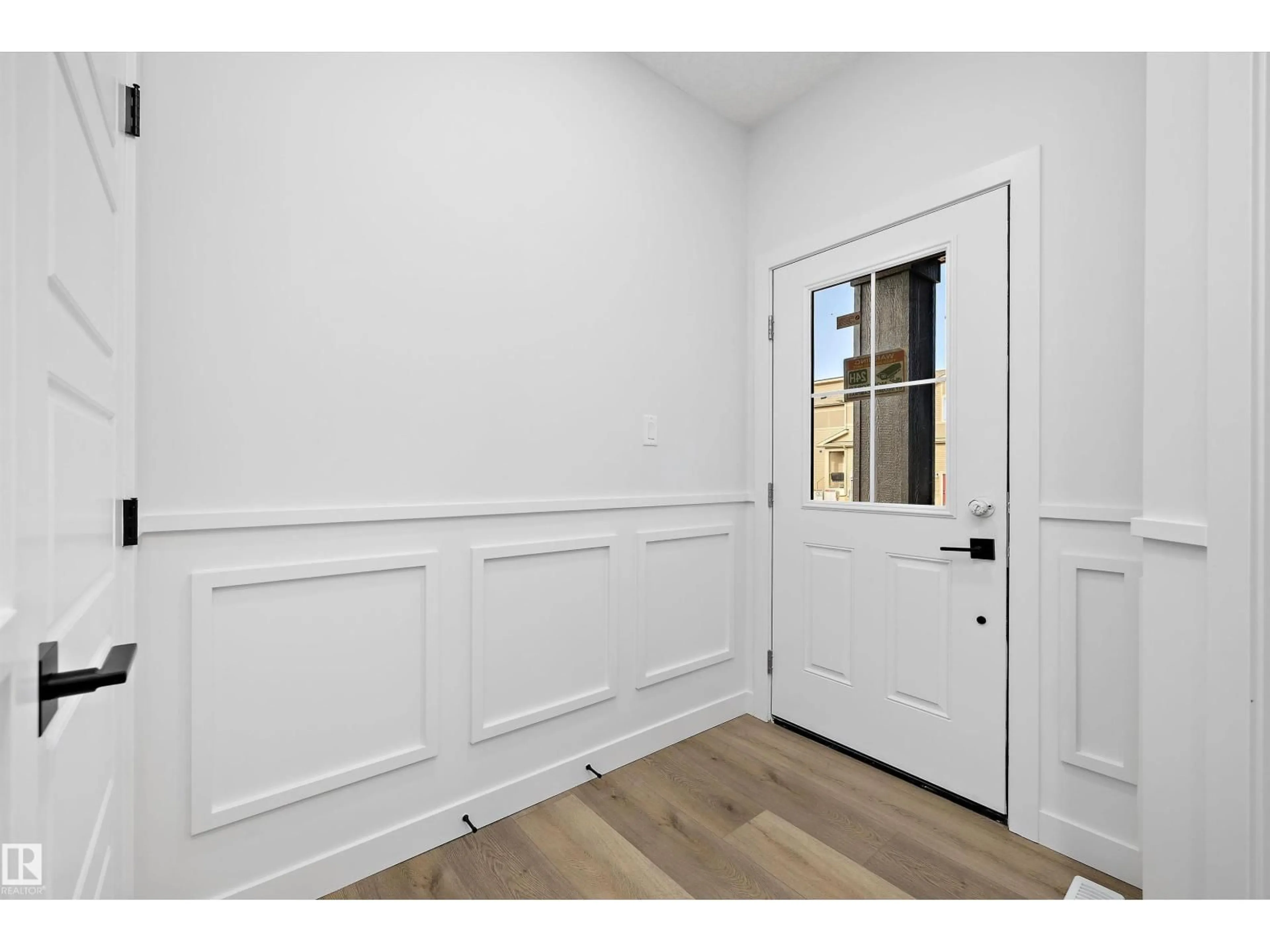 Indoor entryway for NW - 1753 CROSSBILL LO, Edmonton Alberta T5S0Y4