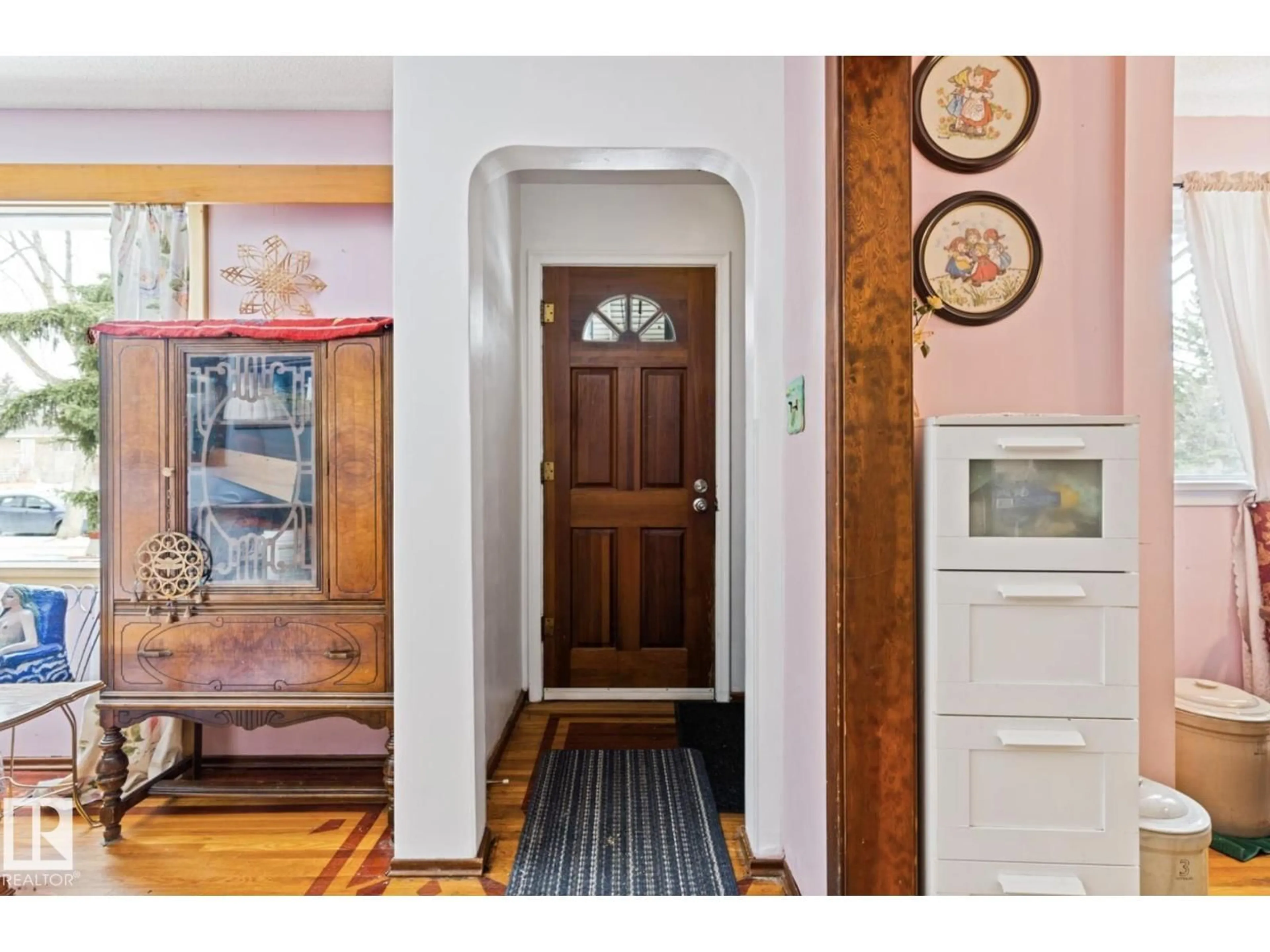 Indoor entryway for 7703 77 AV, Edmonton Alberta T6C0K6