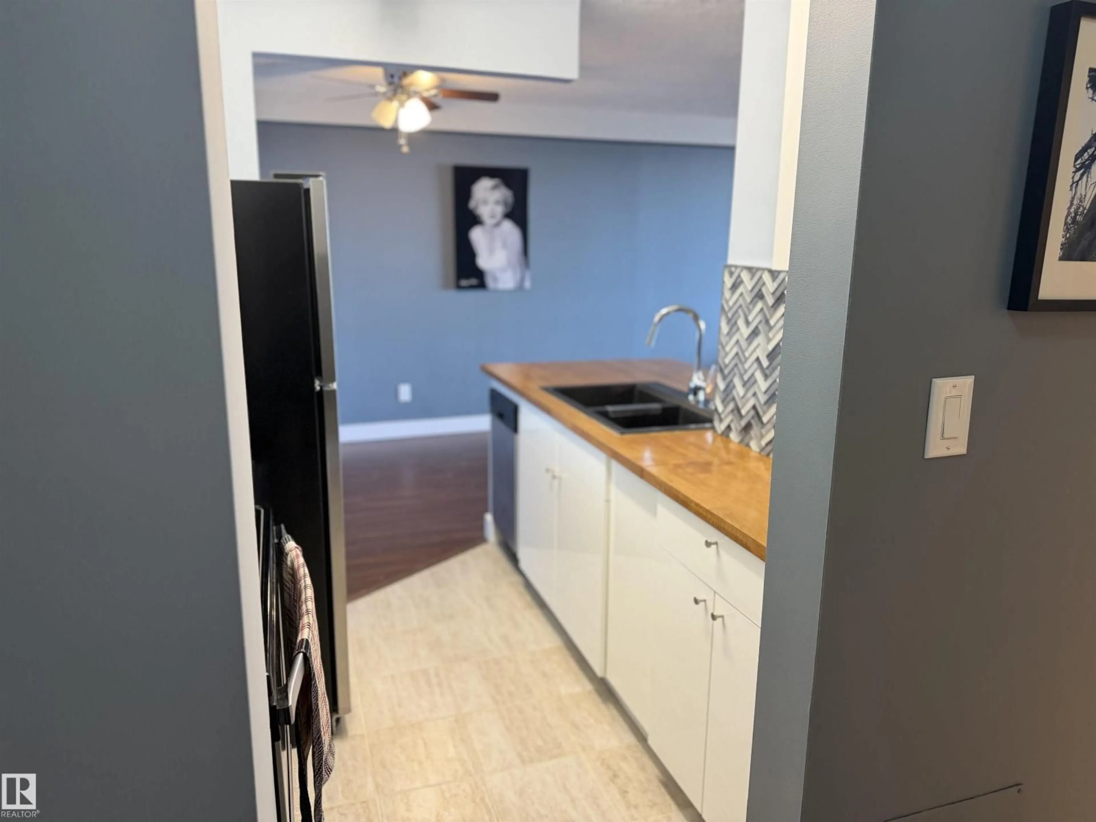 Standard kitchen, unknown for 1304 - 10160 116 ST, Edmonton Alberta T5K1V9