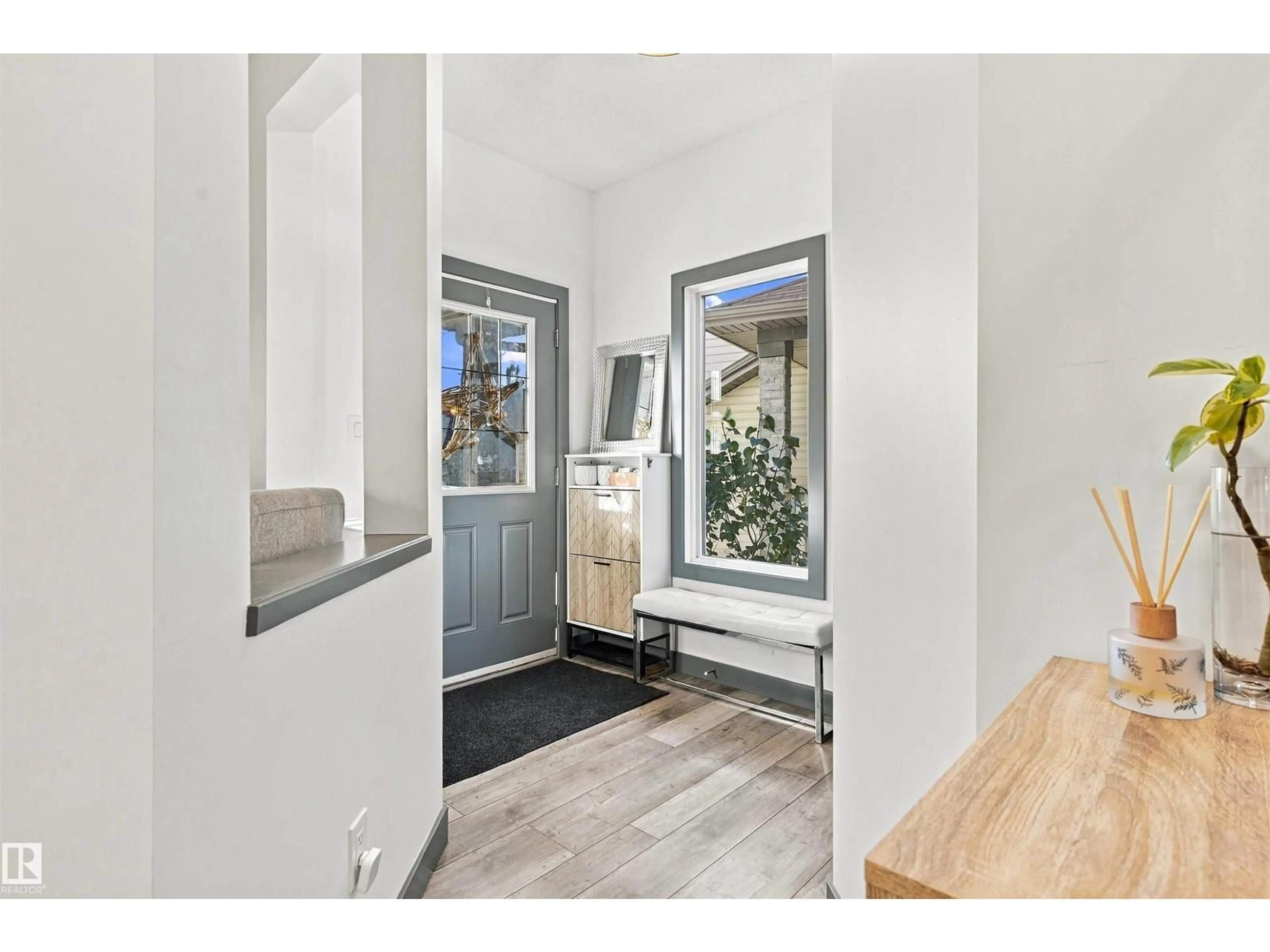 Indoor entryway for 20746 96A AV, Edmonton Alberta T5T4N2