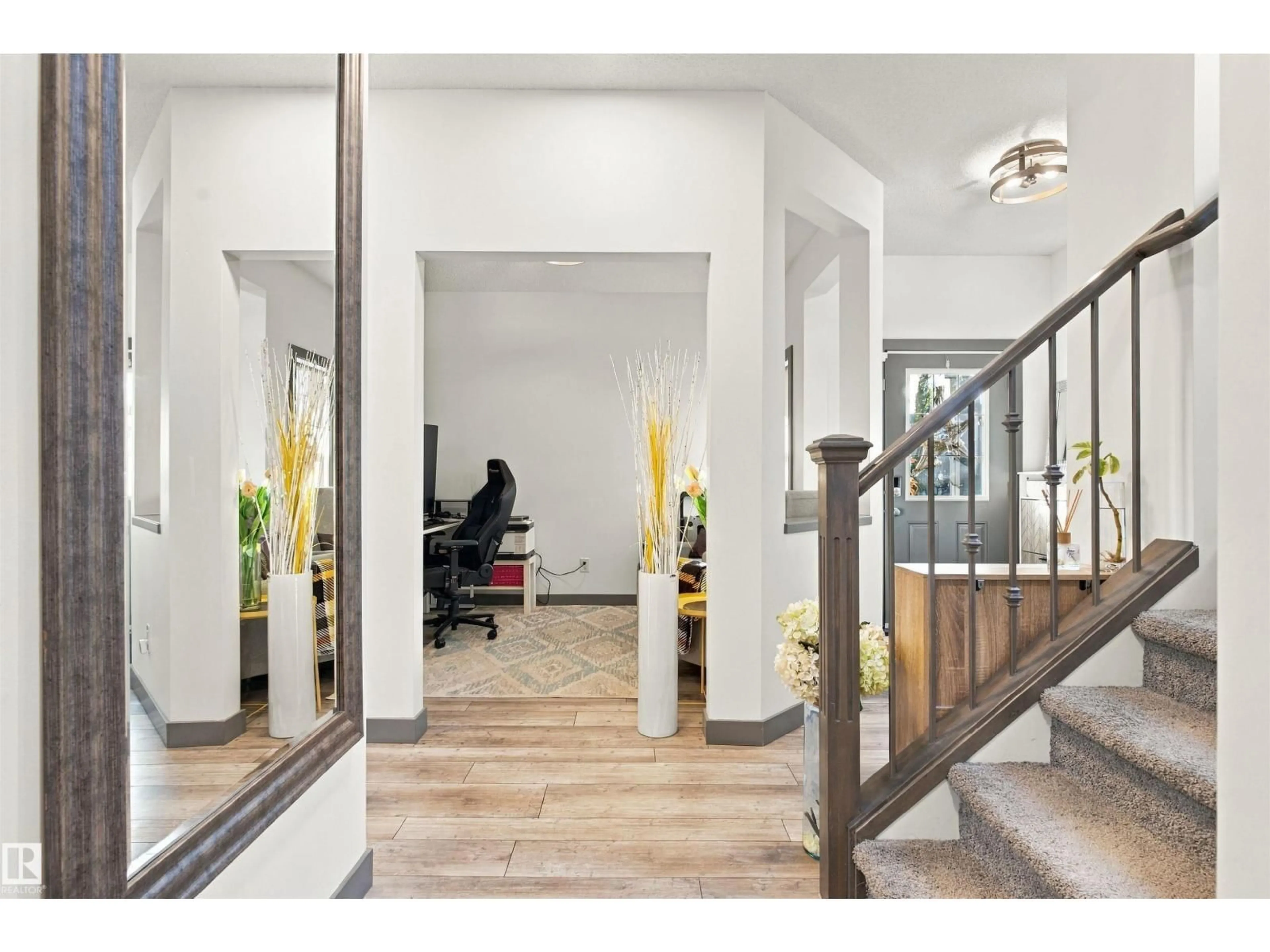 Indoor foyer for 20746 96A AV, Edmonton Alberta T5T4N2
