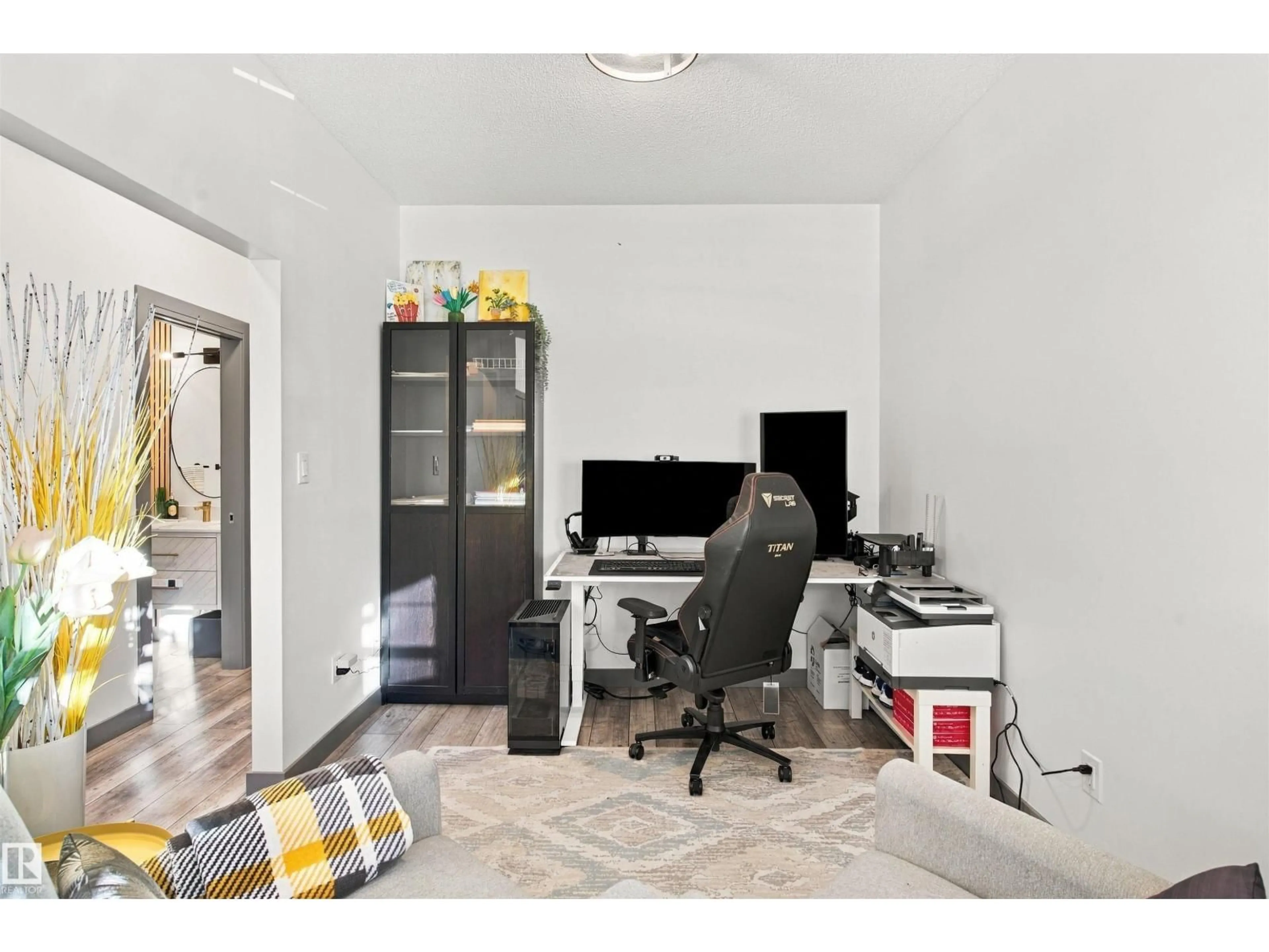A pic of a room for 20746 96A AV, Edmonton Alberta T5T4N2