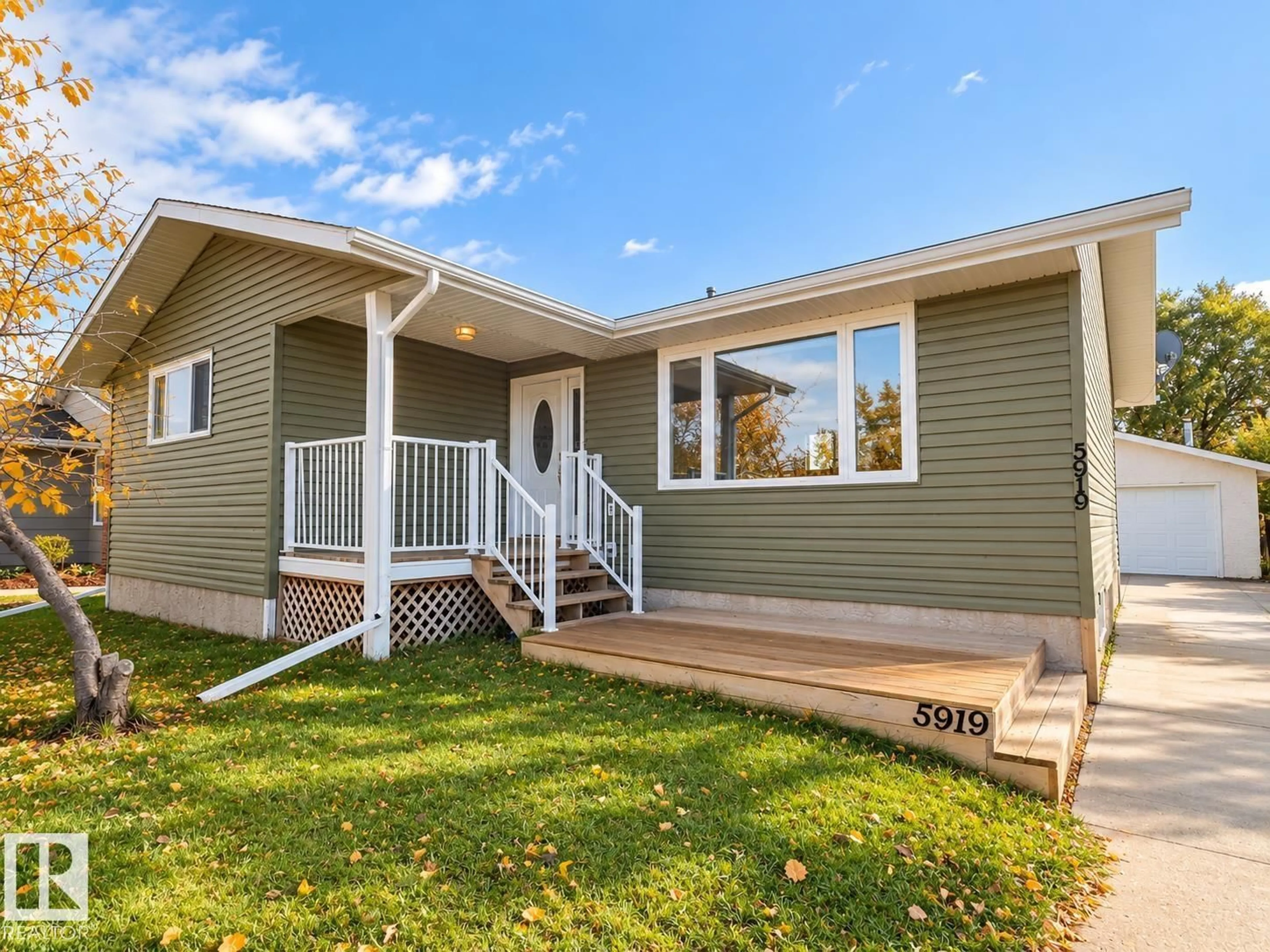 Home with vinyl exterior material, unknown for 5919 53 AVE, Vermilion Alberta T9X1M1