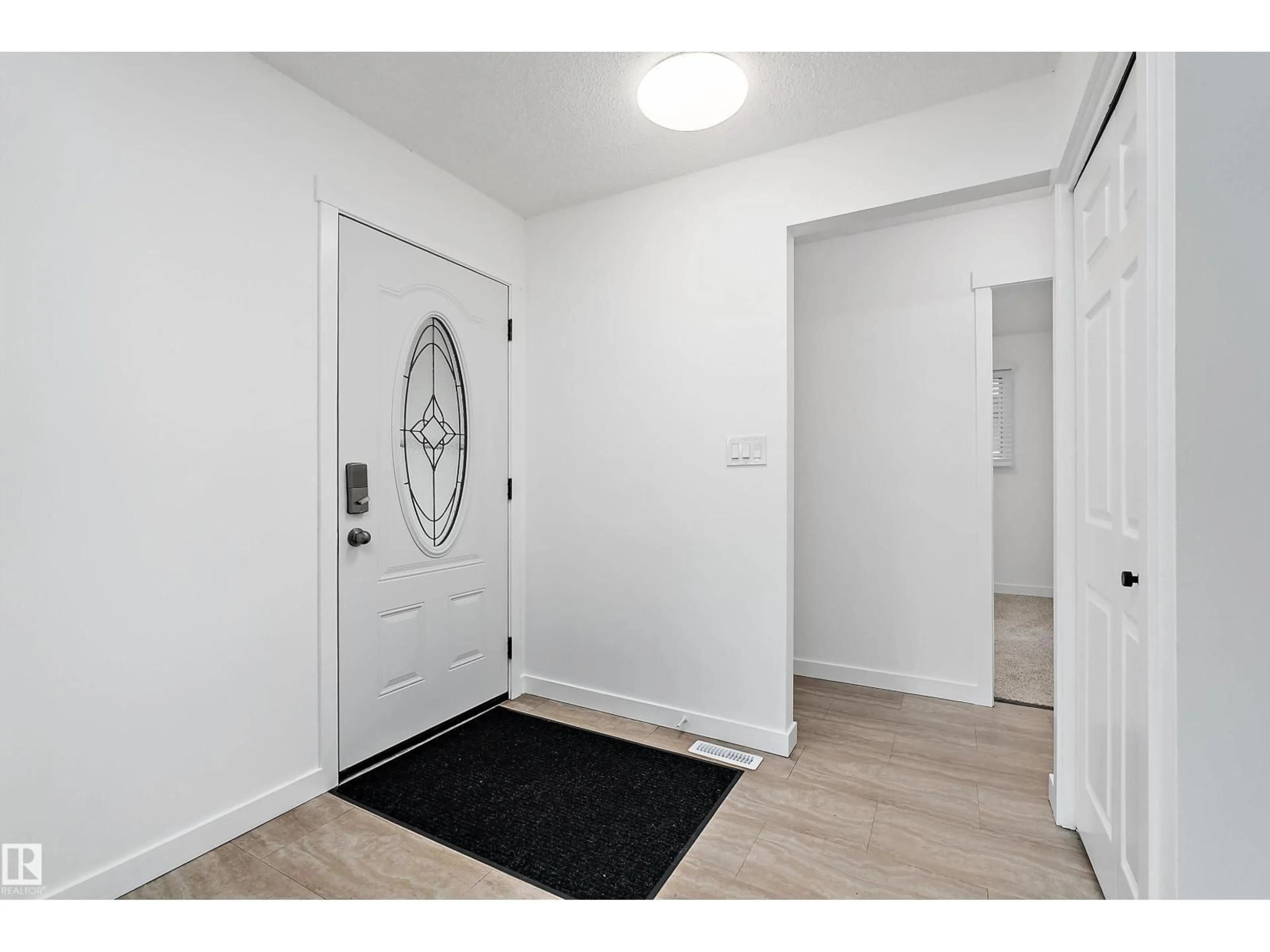 Indoor entryway for 8612 30 AV NW, Edmonton Alberta T6K2X7