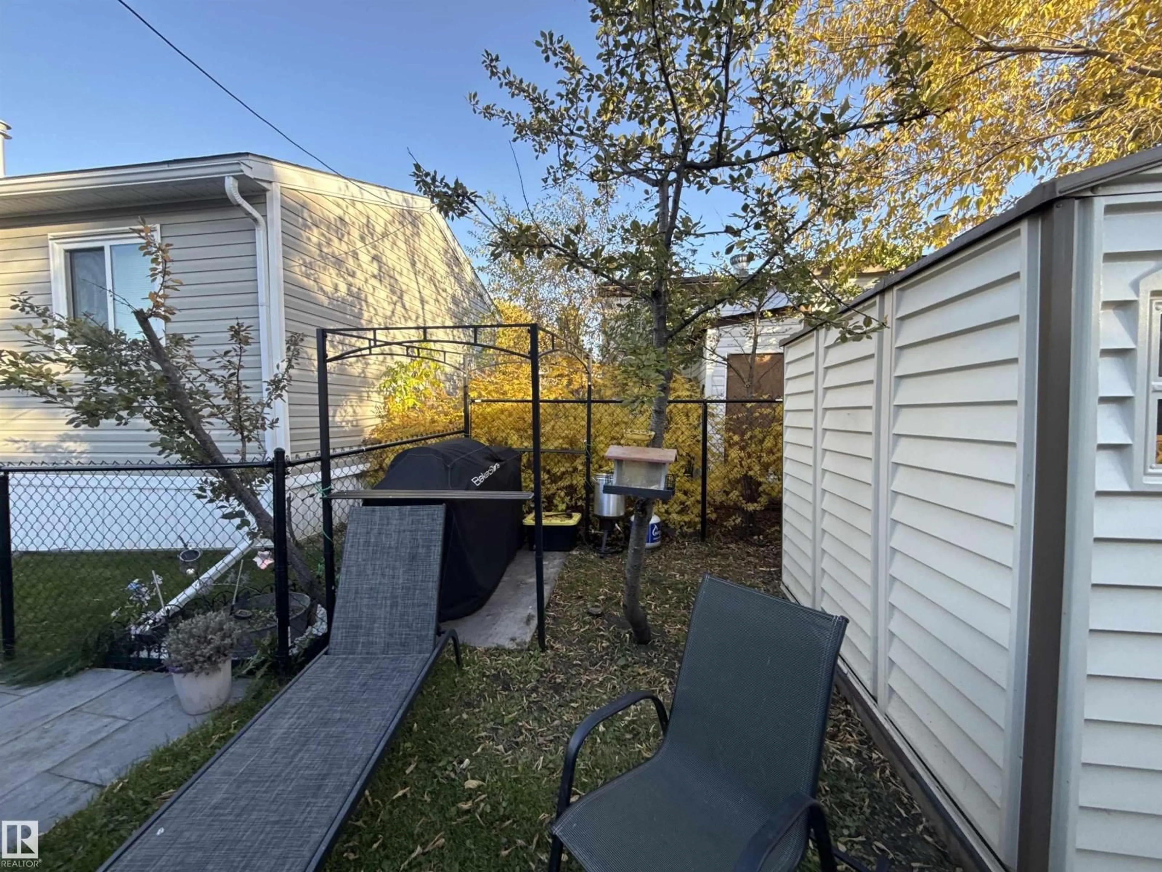 Patio, street for 186 305 CALAHOO RD, Spruce Grove Alberta T7X3K9