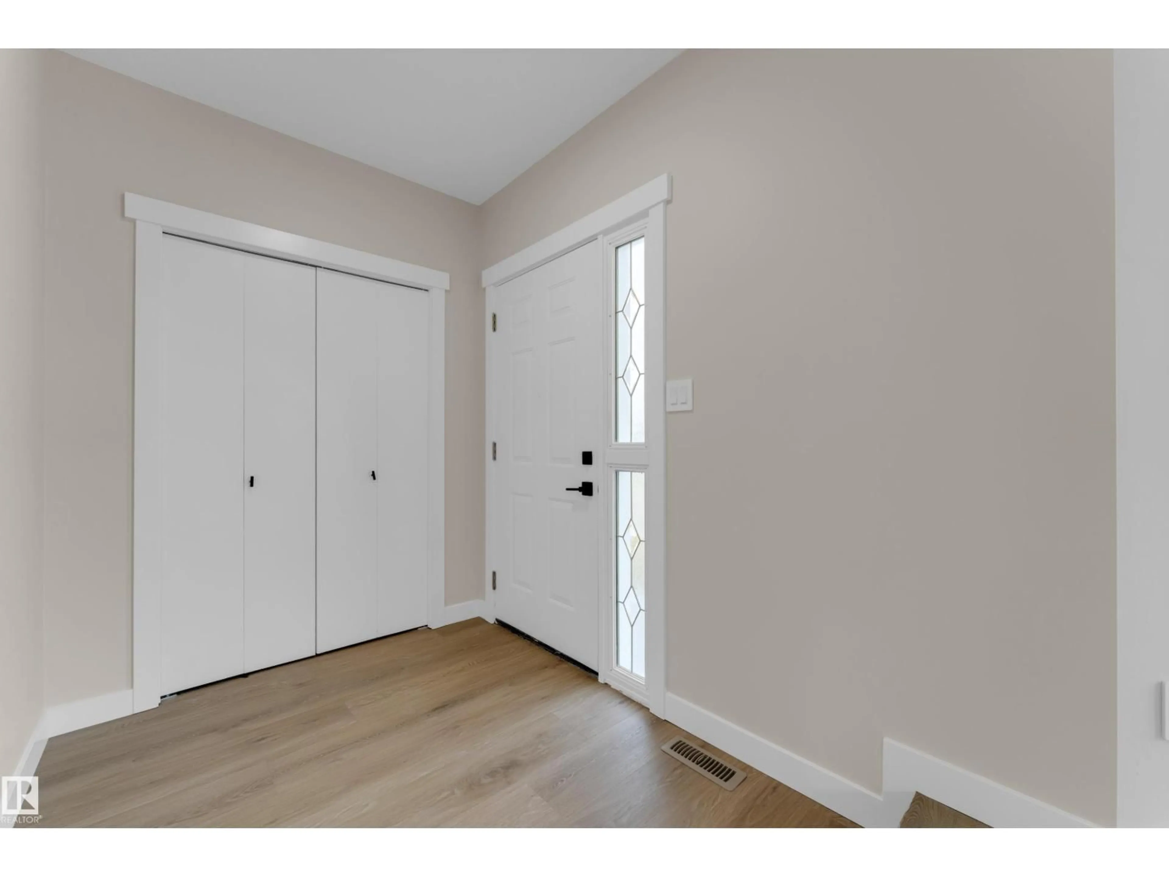Indoor entryway for 3527 44A AV NW, Edmonton Alberta T6L6K6