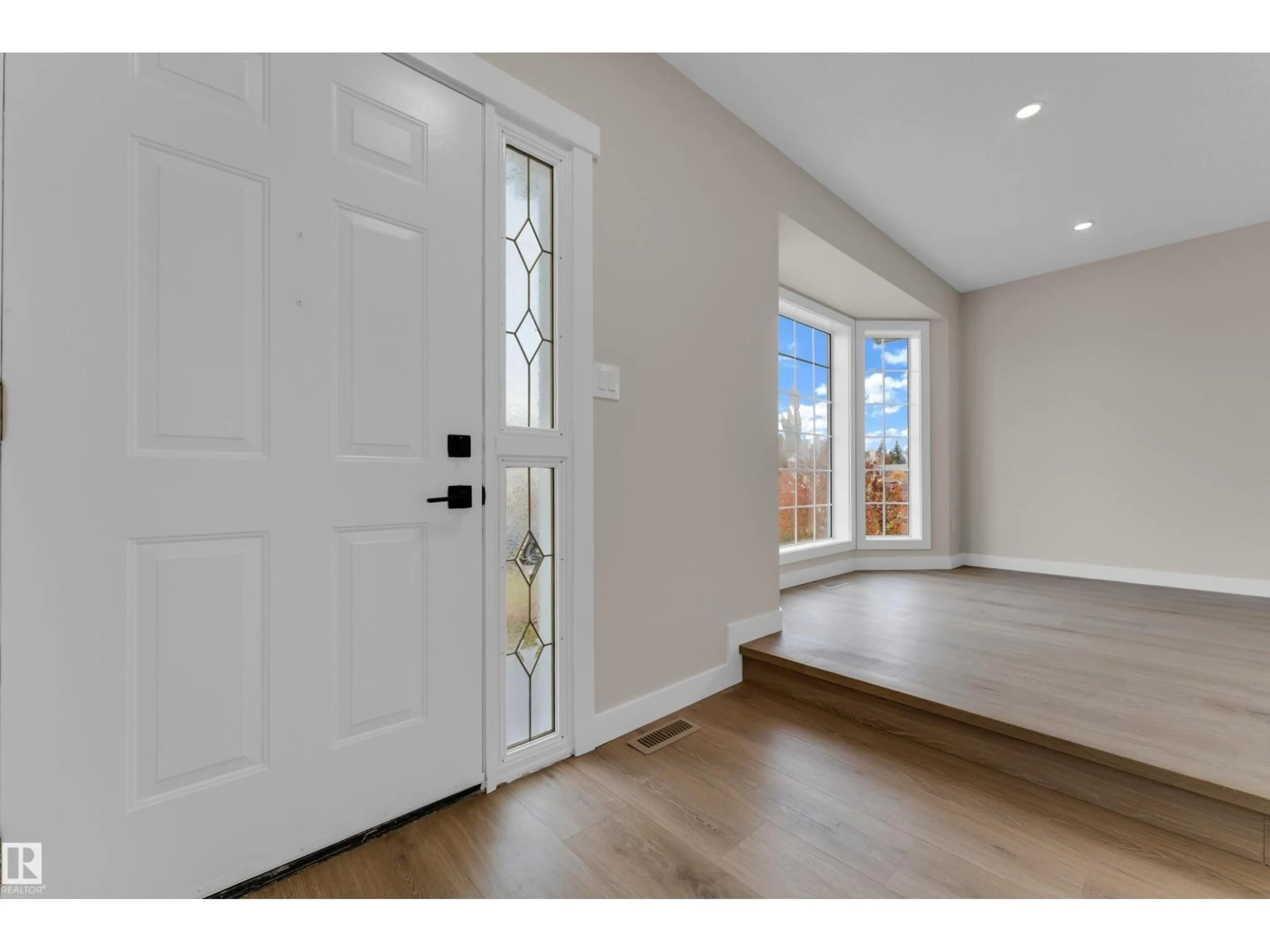 Indoor entryway for 3527 44A AV NW, Edmonton Alberta T6L6K6