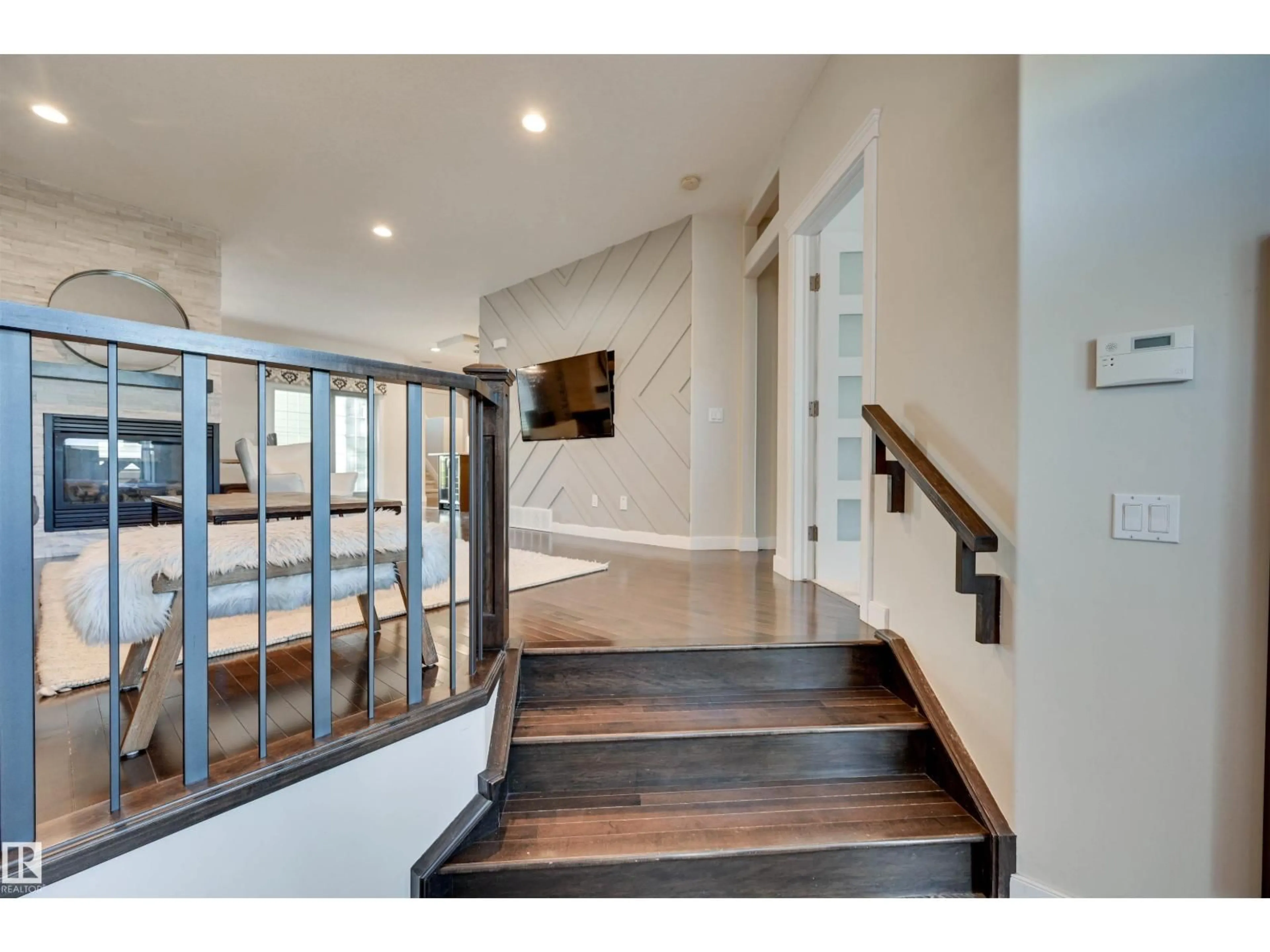 Indoor entryway for 2327 FREZENBERG AV, Edmonton Alberta T5E4Z1