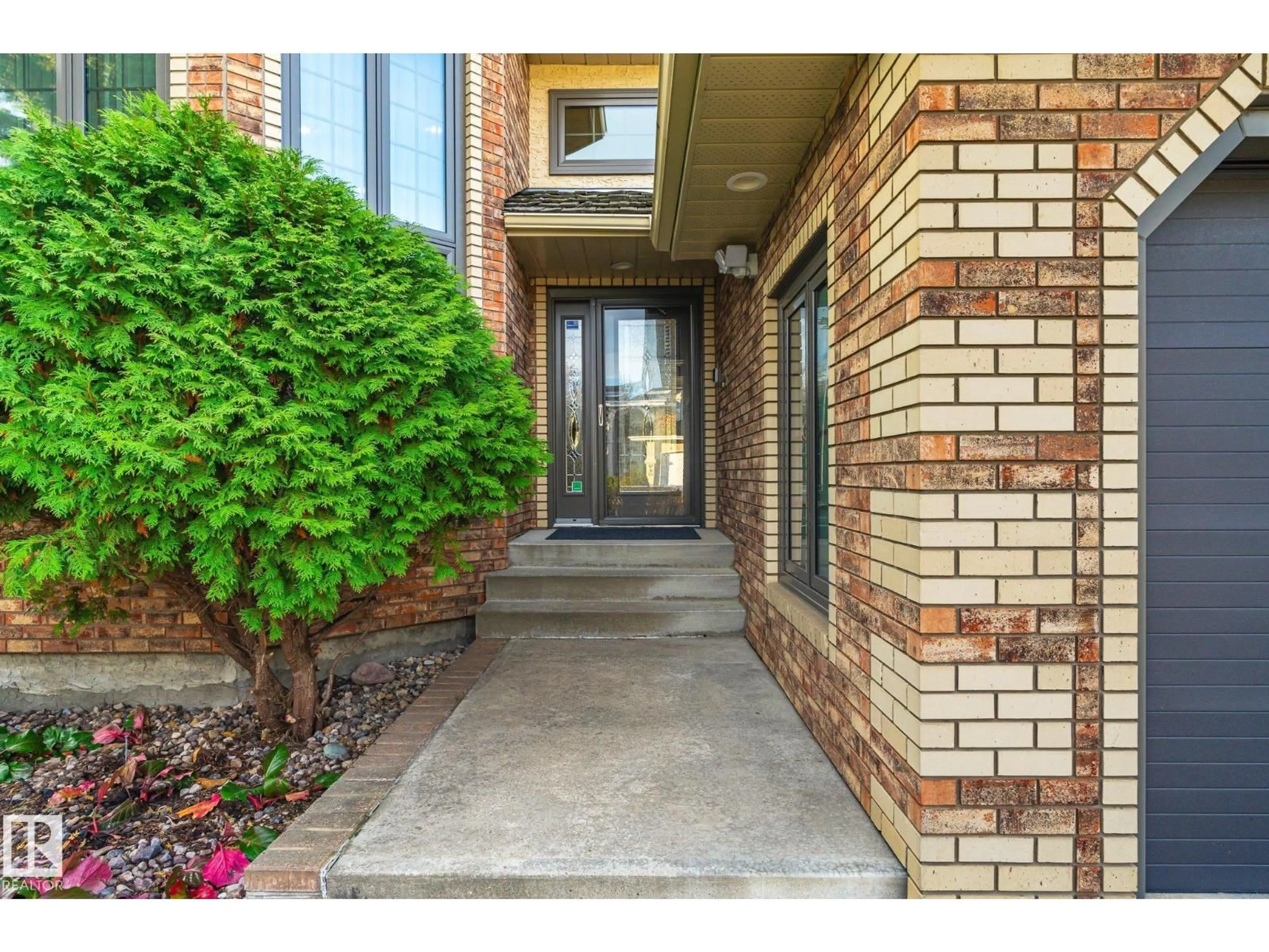 Indoor entryway for 910 WALLBRIDGE PL, Edmonton Alberta T6M2L7