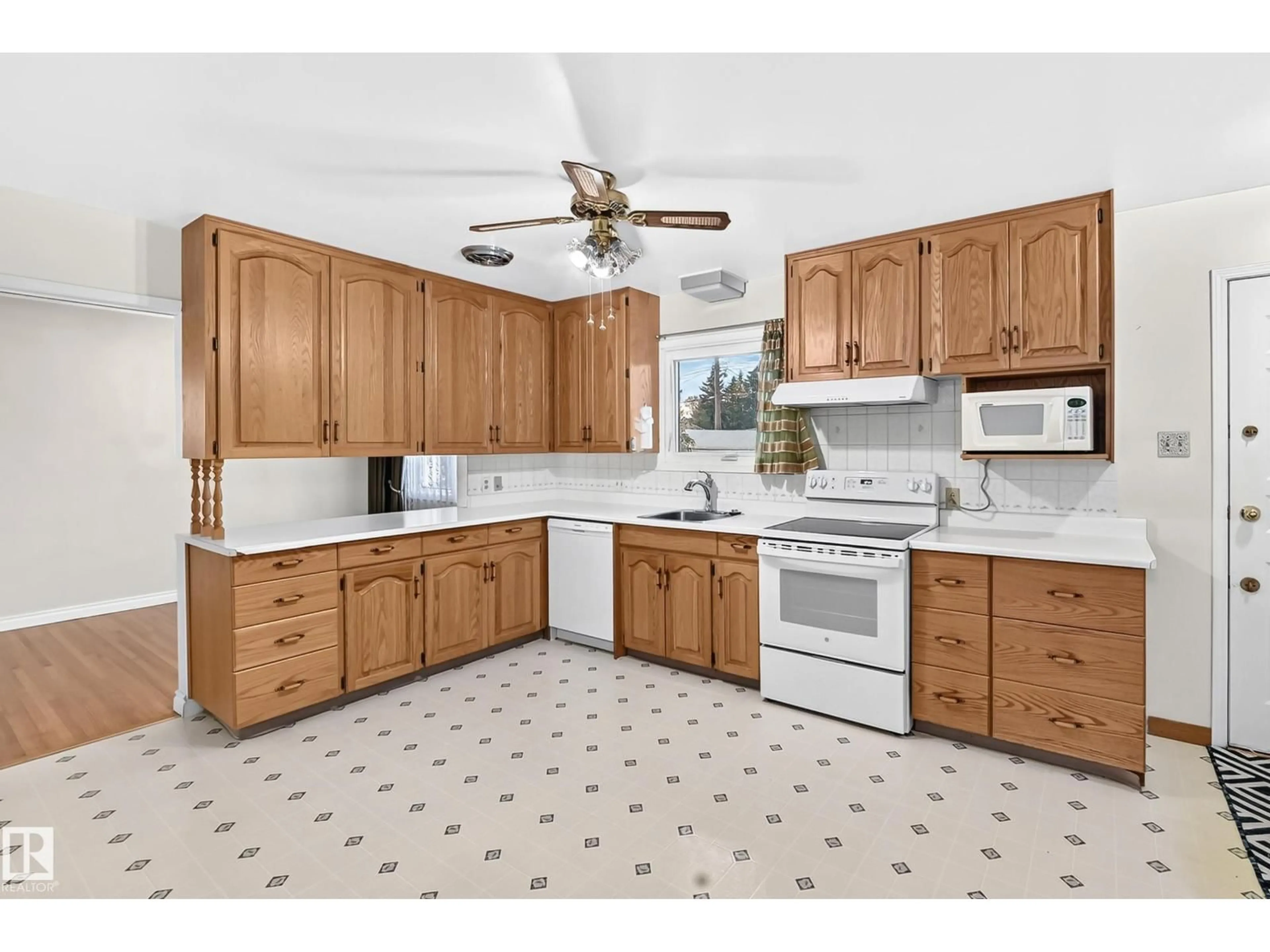 Standard kitchen, ceramic/tile floor for NW - 14423 96 AV, Edmonton Alberta T5N0C6