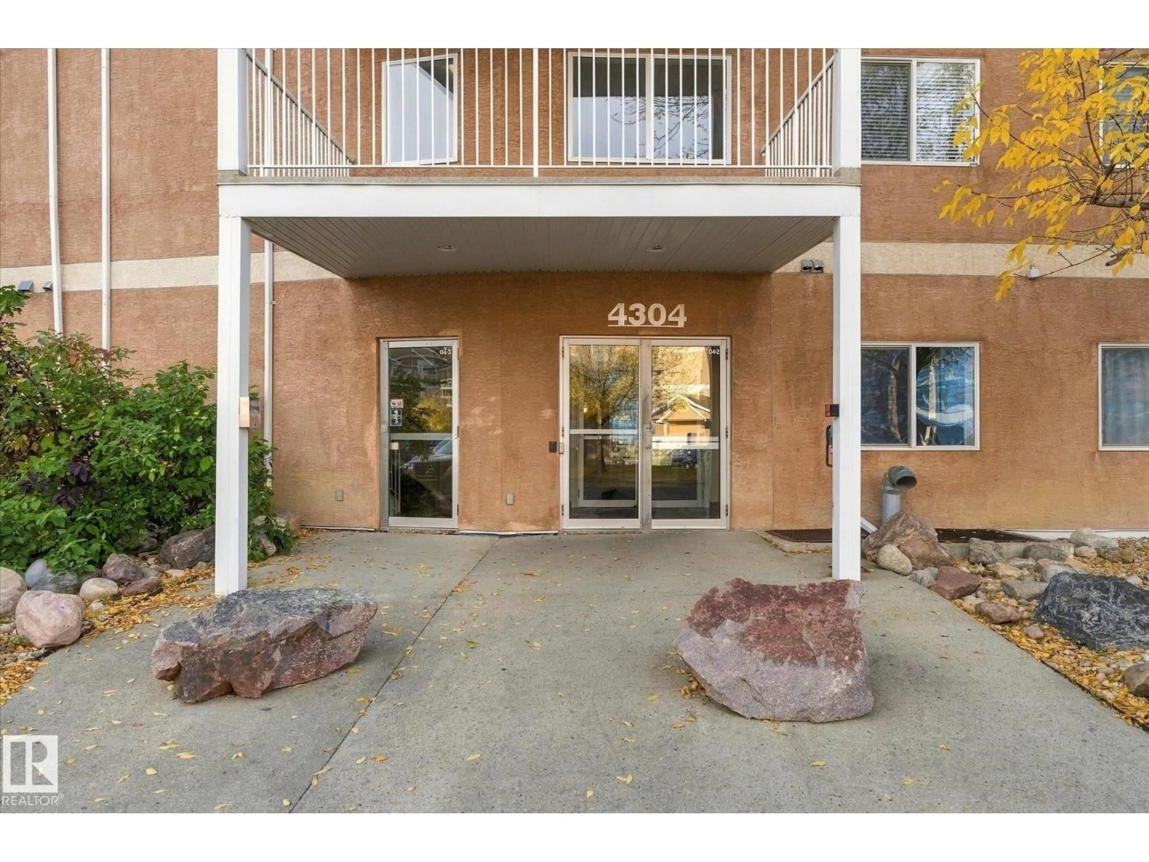 Indoor foyer for #322 - 4304 139 AV, Edmonton Alberta T5Y0H6