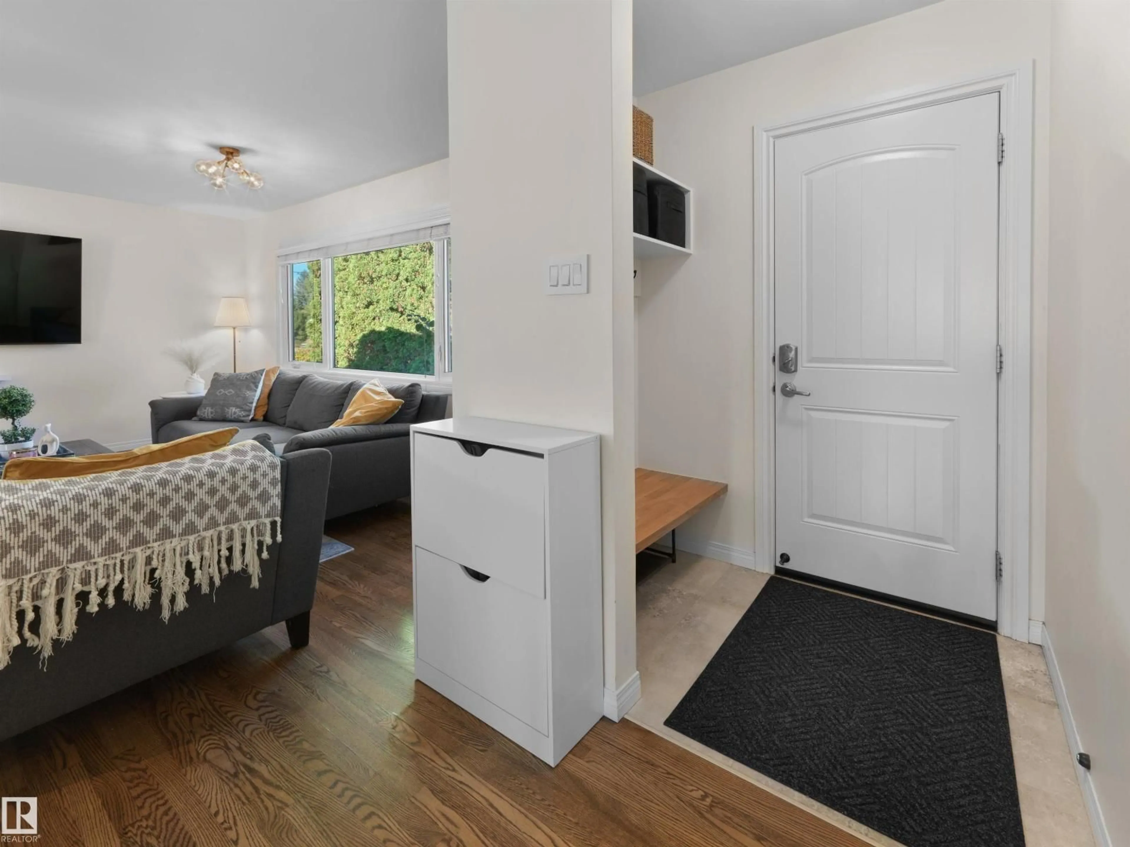 Indoor entryway for NW - 14527 86 AV, Edmonton Alberta T5R4B5