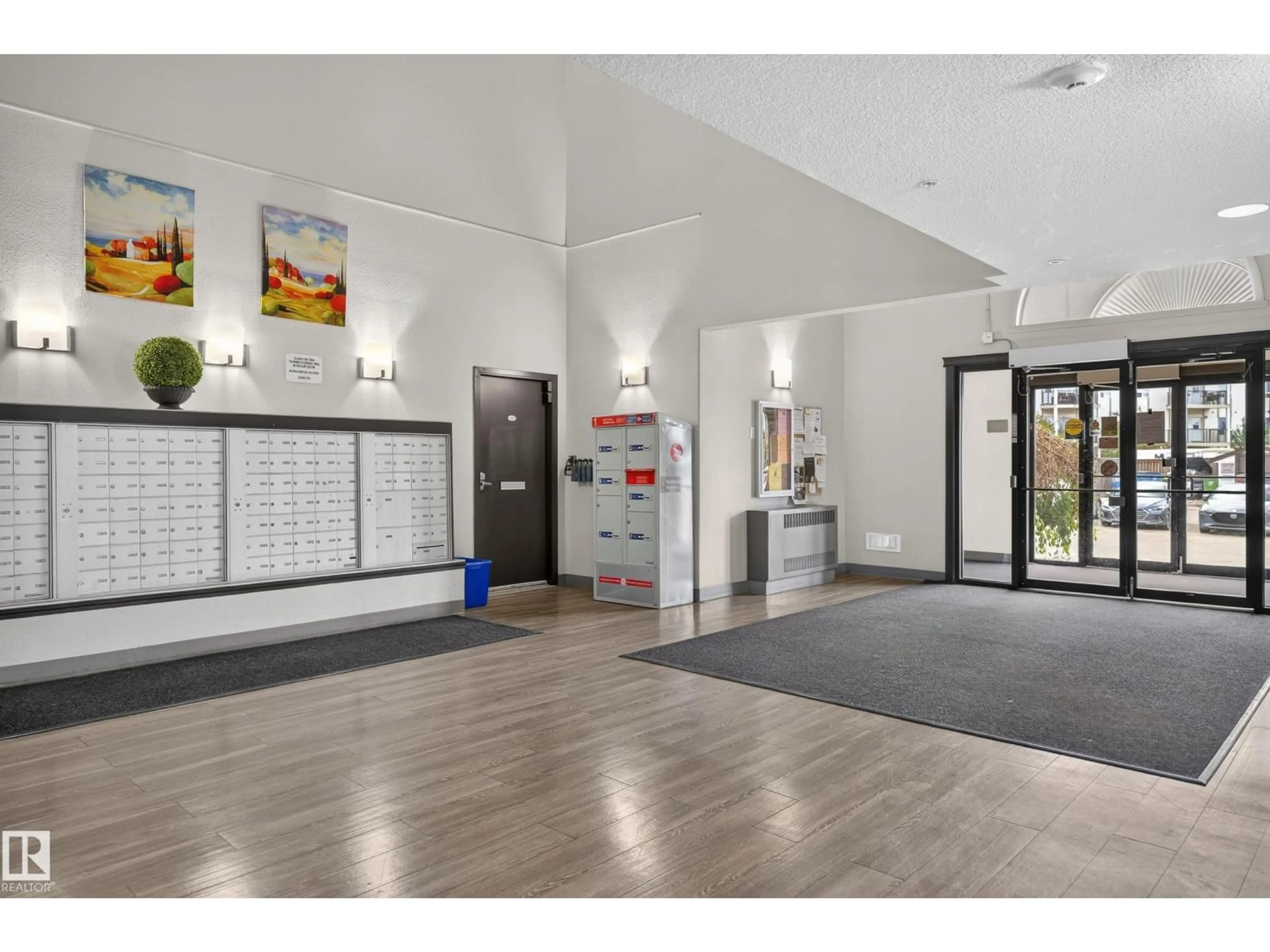 Indoor foyer for 1201 CLAREVIEW STATION DR, Edmonton Alberta T5Y0E6
