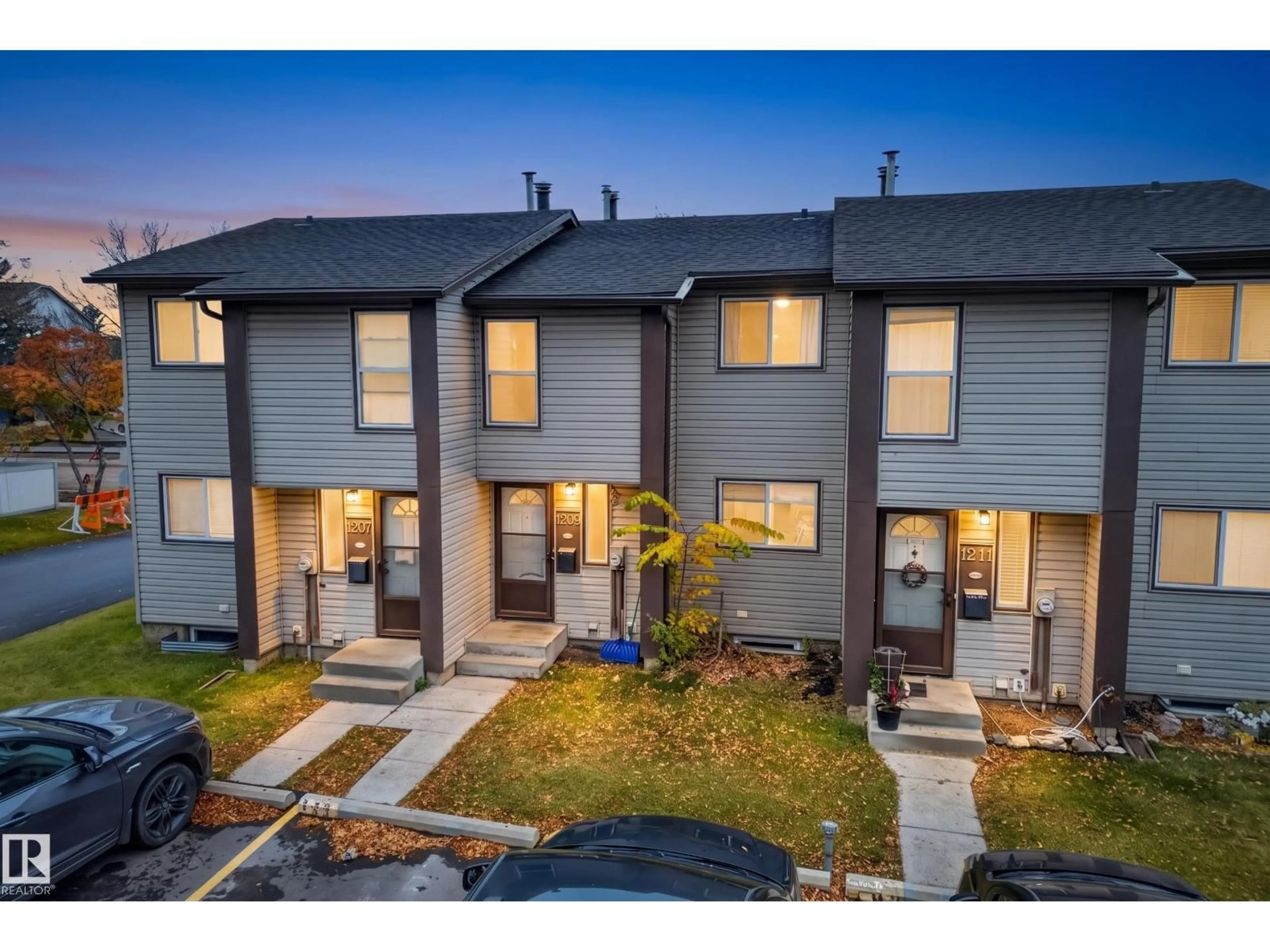 A pic from outside/outdoor area/front of a property/back of a property/a pic from drone, street for 1209 HOOKE RD, Edmonton Alberta T5A4A5