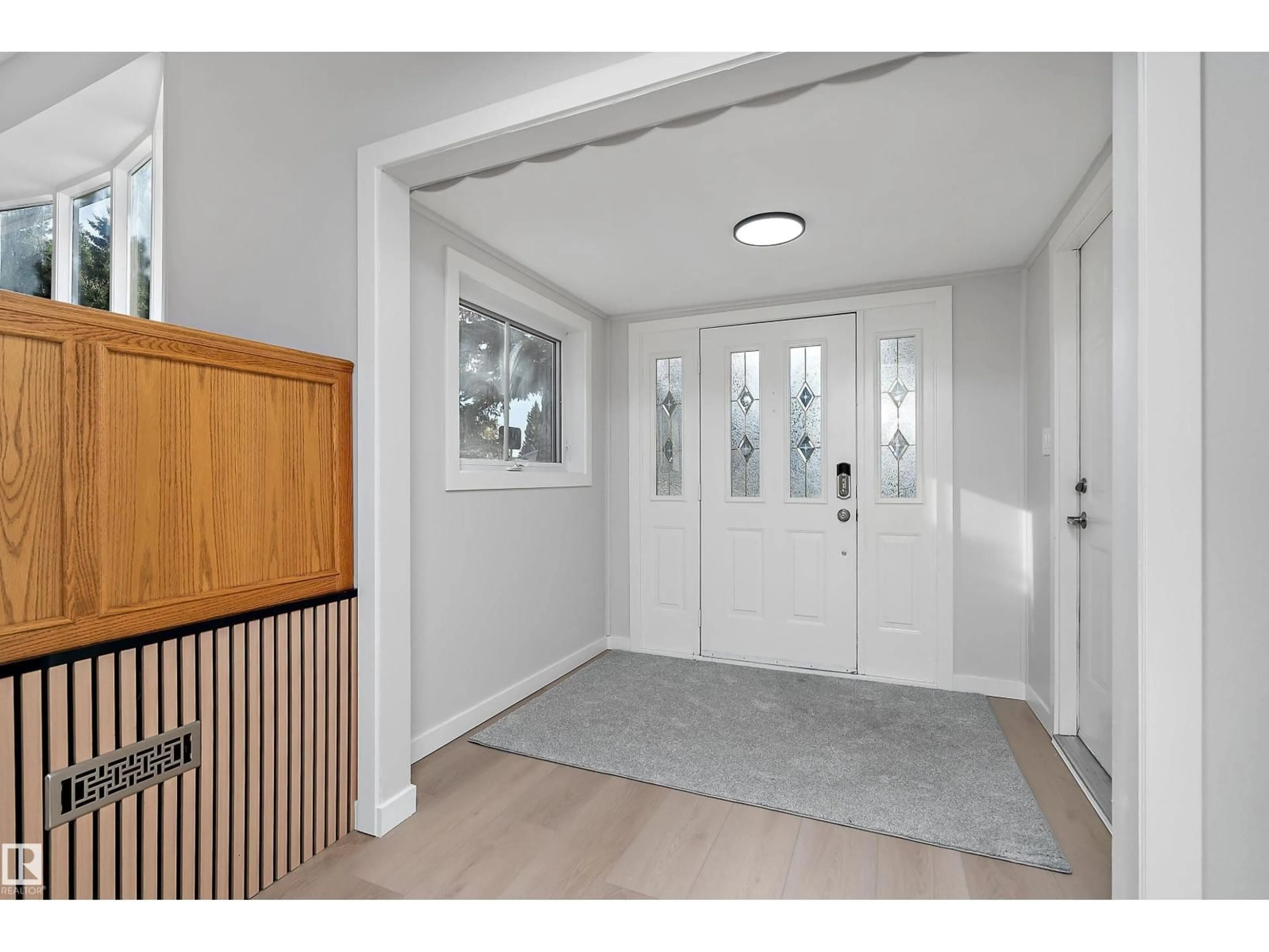Indoor entryway for 10928 34A AV, Edmonton Alberta T6J2V1