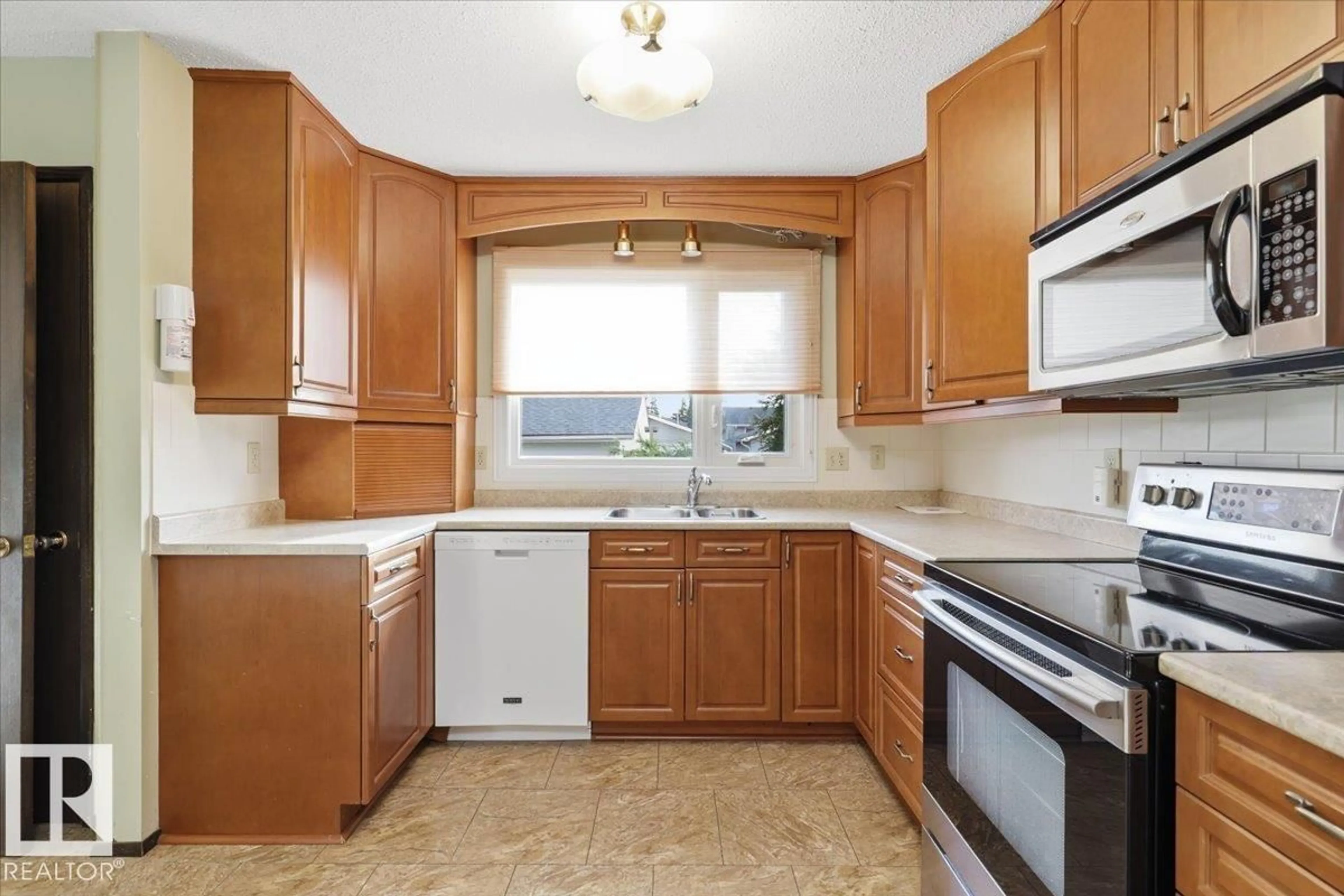 Standard kitchen, unknown for 27 CHIPPAWA RD, Leduc Alberta T9E4N1