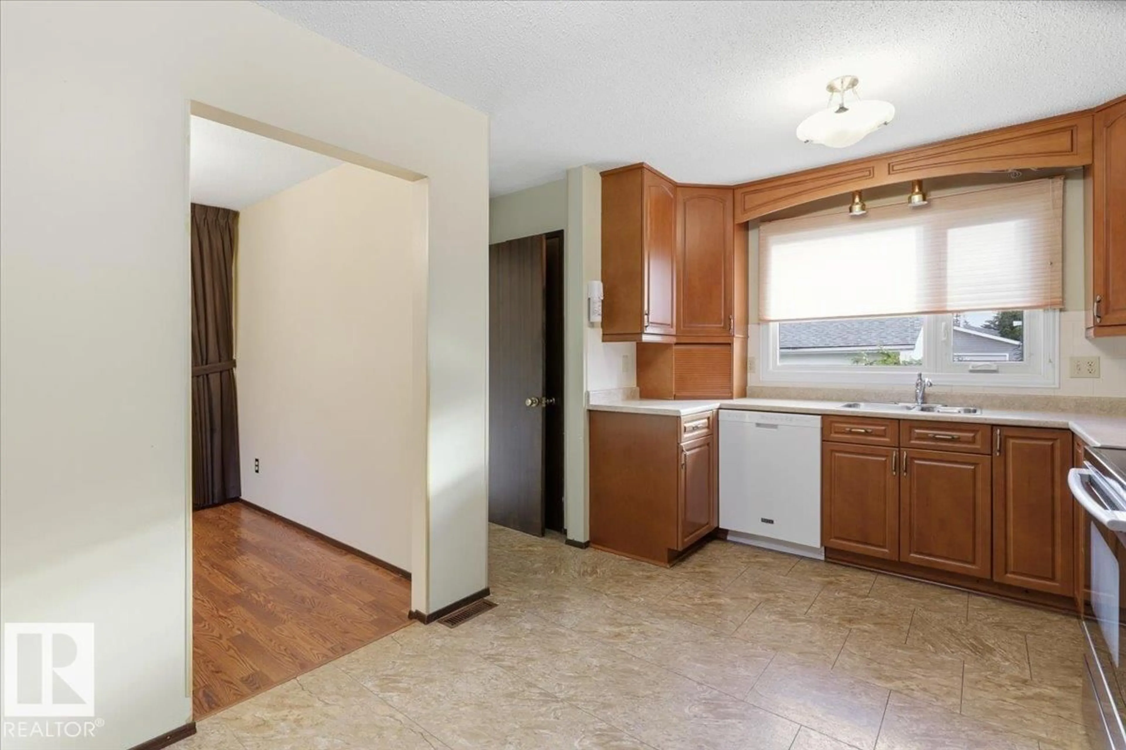 Standard kitchen, unknown for 27 CHIPPAWA RD, Leduc Alberta T9E4N1