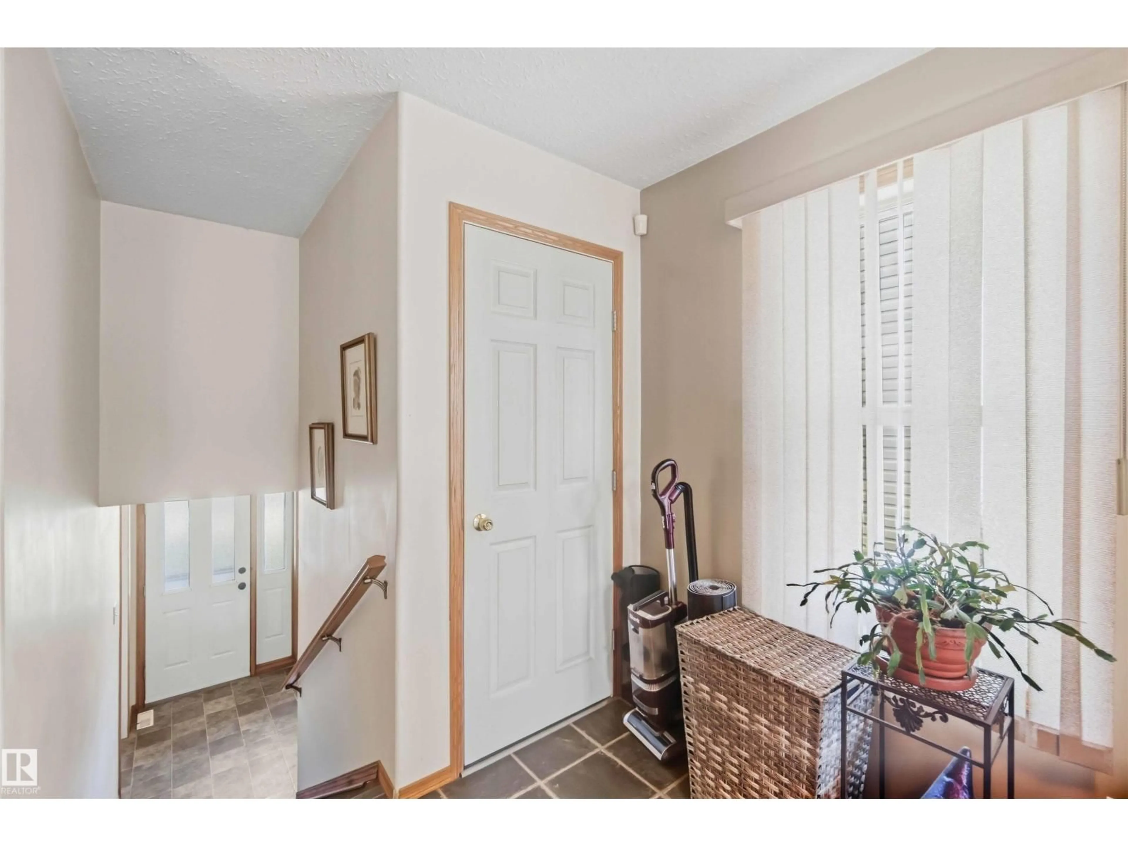 Indoor entryway for 497 KANANASKIS DR, Devon Alberta T9G2C8