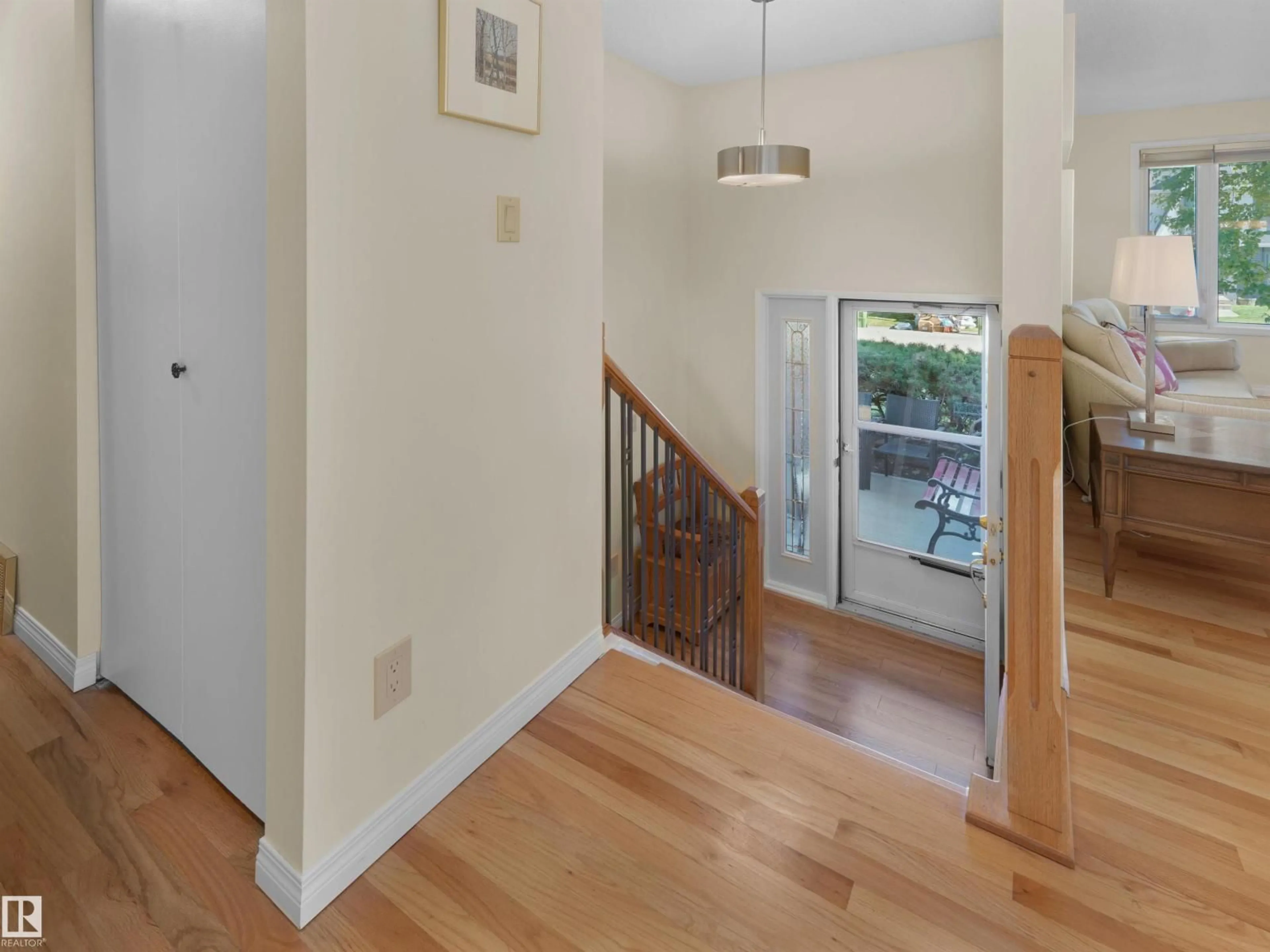 Indoor foyer for 28 WESTRIDGE CR, Edmonton Alberta T5T1C6