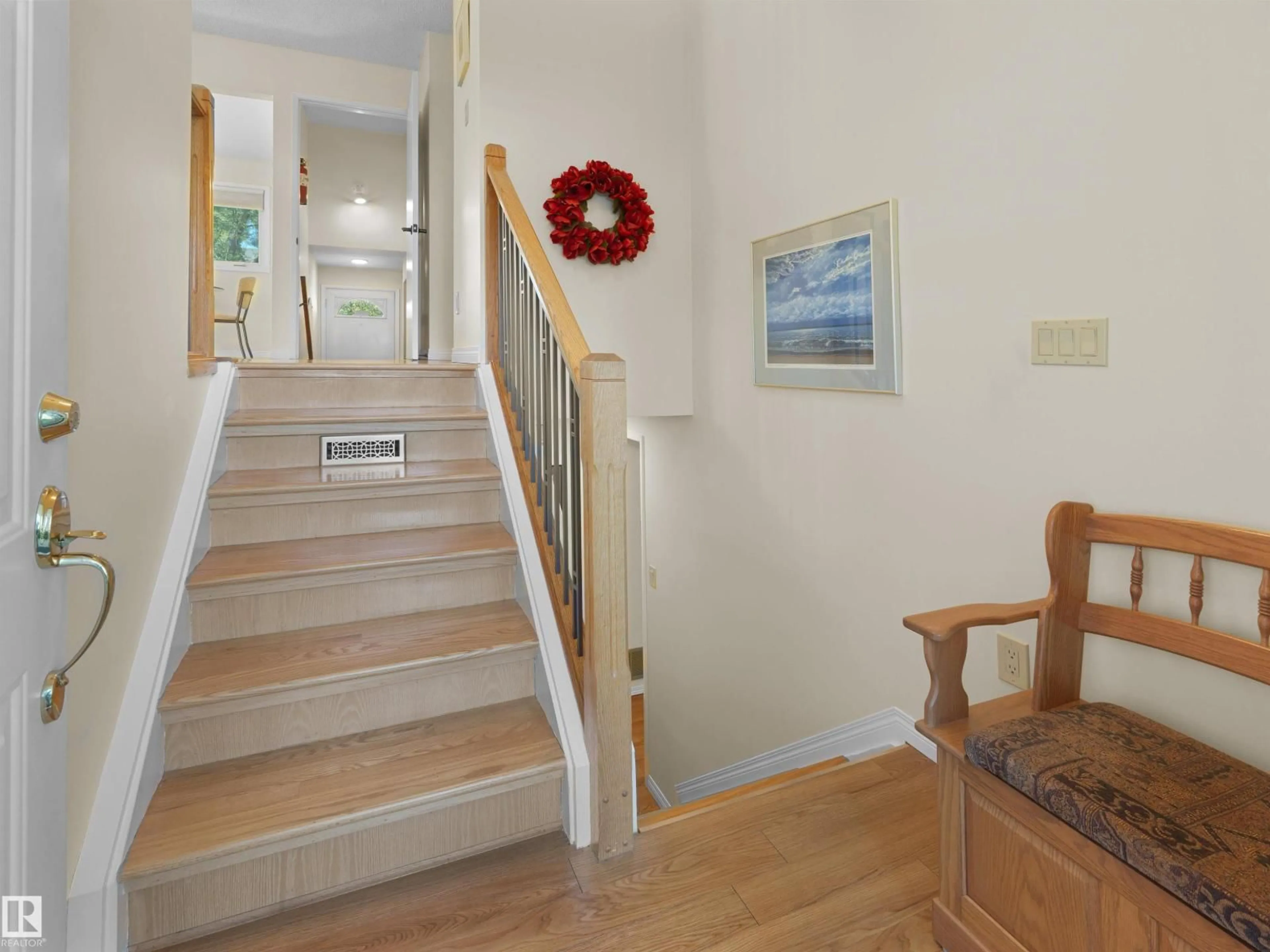 Indoor foyer for 28 WESTRIDGE CR, Edmonton Alberta T5T1C6