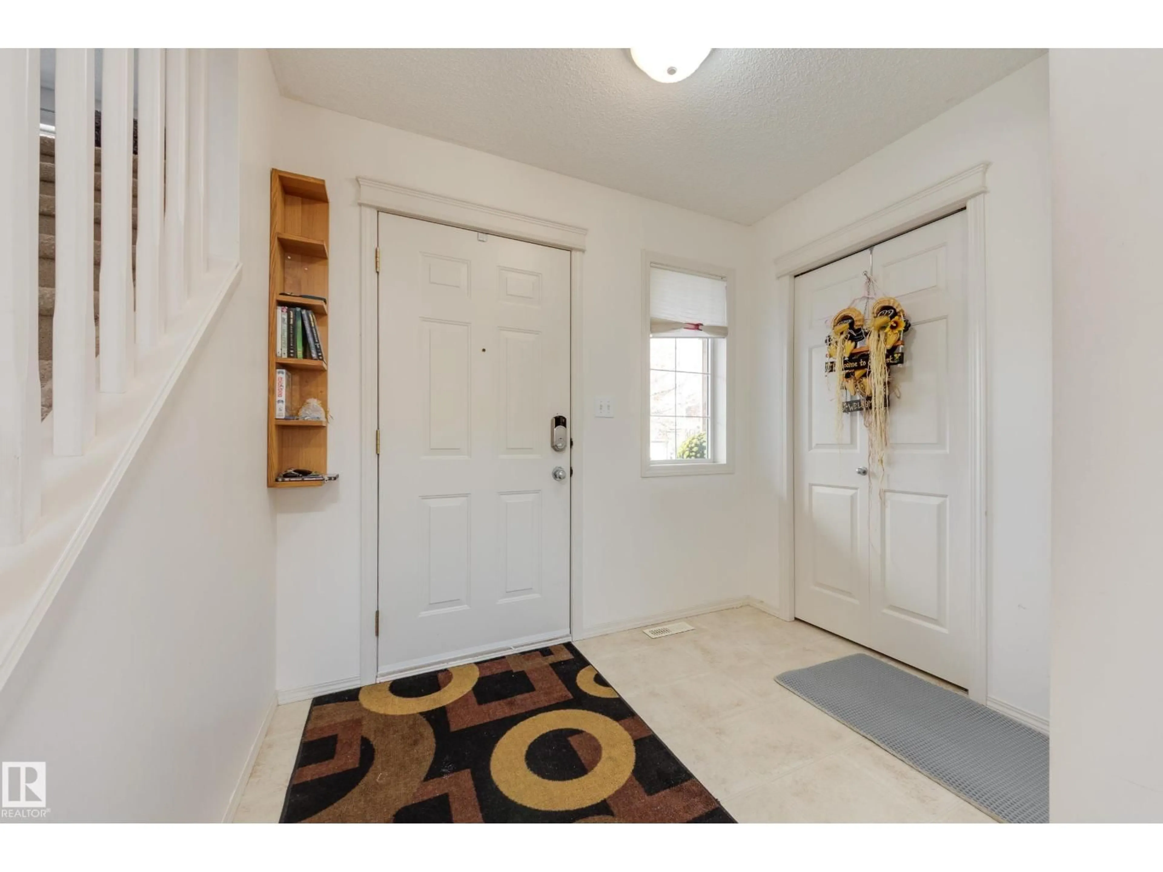 Indoor entryway for 553 GLENWRIGHT CR, Edmonton Alberta T5T6K8