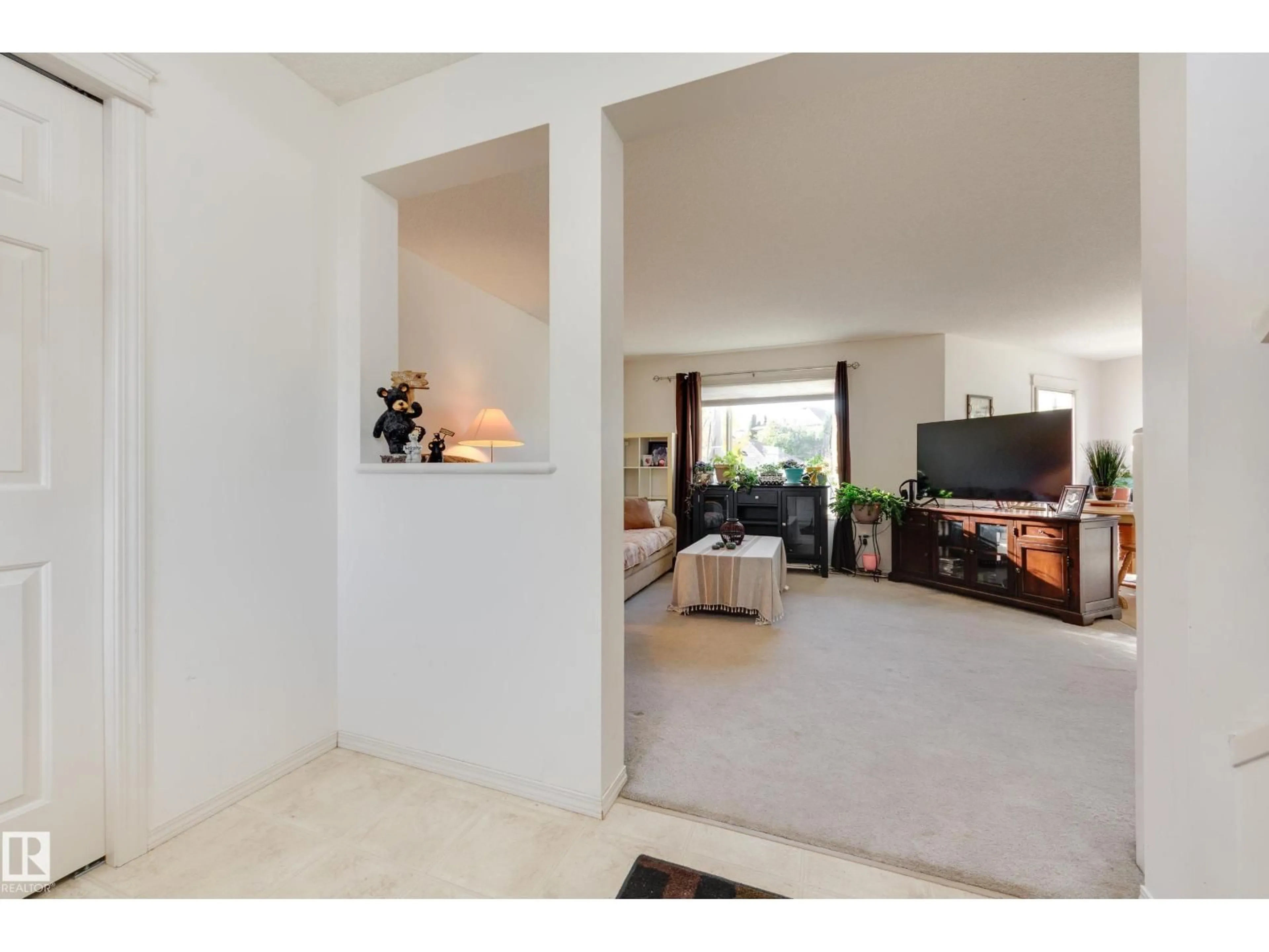 Indoor foyer for 553 GLENWRIGHT CR, Edmonton Alberta T5T6K8